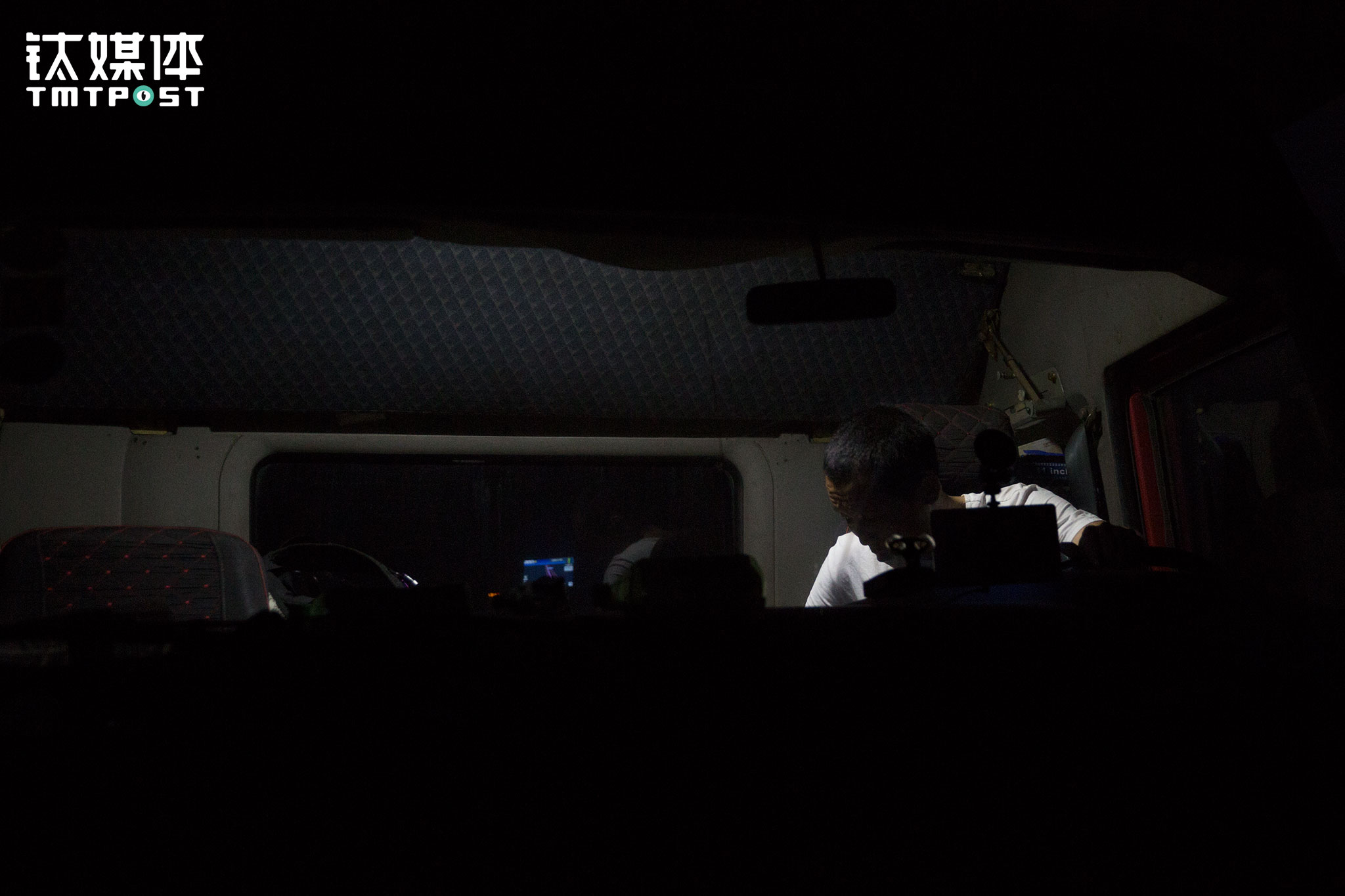 凌晨2:15，服务区停车场突然连续三次响起刺耳的警报，被惊醒的金强立即下车查看周围情况，旁边一名司机告诉他要他快点走，&ldquo;有一辆车的油箱防盗在报警，偷油的来了&rdquo;。金强看见几百米开外有一辆白色面包车，经验告诉他那是辆偷油车，于是他马上上车发车离开。