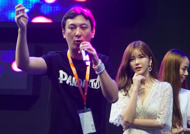 王思聪被讨薪后续：给足了尹素婉资源，但她的直播量不足合同的70%