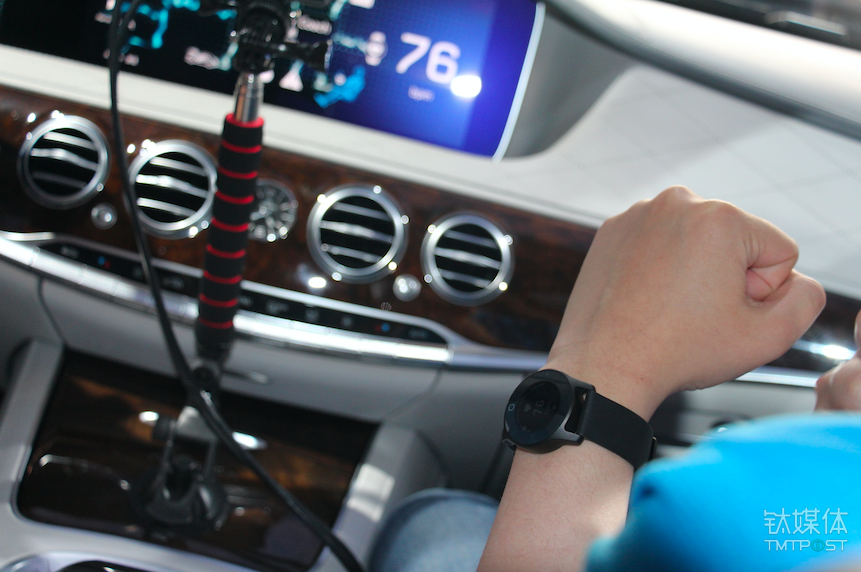 通过智能手环采集数据