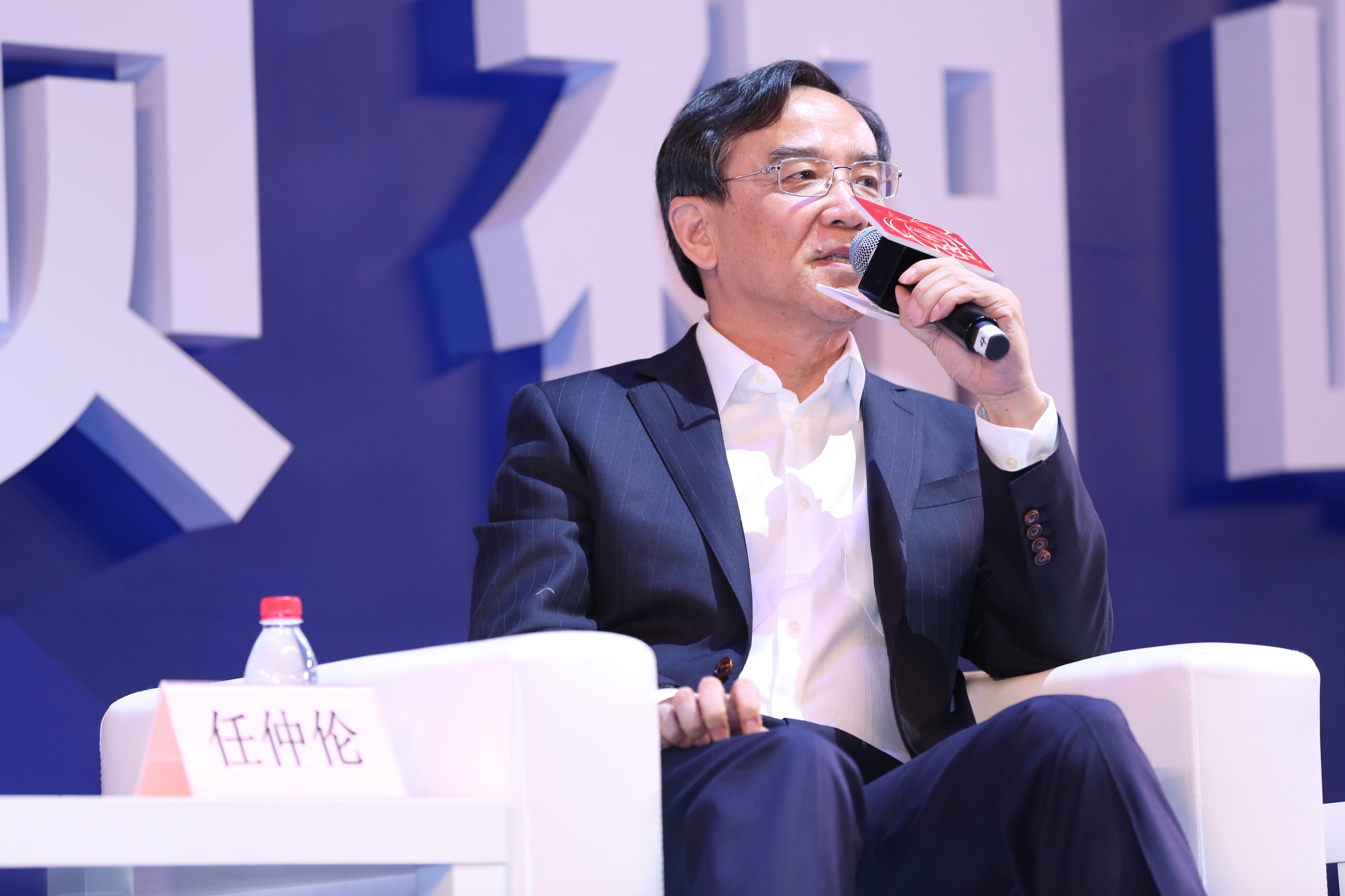 上影任仲伦：中国不缺故事，缺的是成熟、工业化的制作能力|钛媒体直击上影节