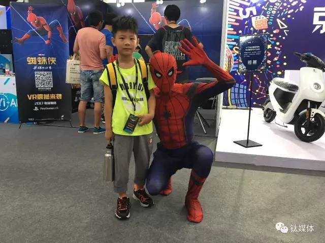 这位小盆友的蜜汁微笑说明了一切