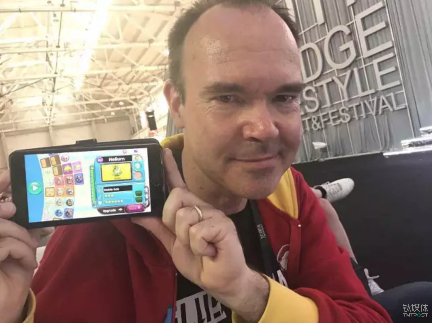 Peter Vesterbacka showing his latest game to TMTPost.