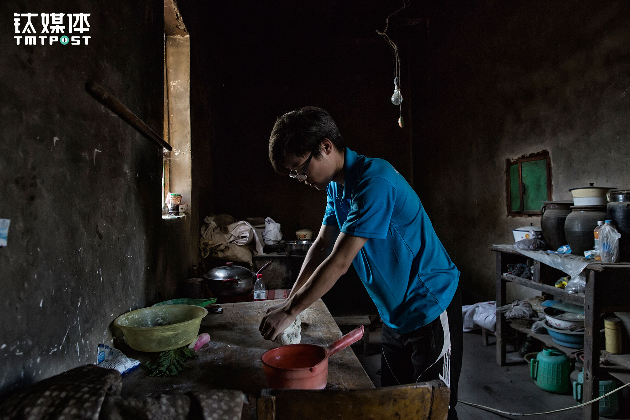 When first entering the college, Li Sheng applied for a student loan to pay for the tuition and accommodation fee. In his first year, he got an annual ￥4000 grant funding from Toyota Scholarship Foundation through his school. &ldquo;This money is enough for my living expense,&rdquo; he said. After getting the grant, Li Sheng never asked his father for money again, or his brother who was working in another city. Li Sheng lived a very simple life in Lanzhou. &ldquo;When I go to have a meal that&rsquo;s a bit expensive with my classmates, I would think of my dad working under the burning sun while the temperature is thirty something. I would feel a bit guilty.&rdquo;
