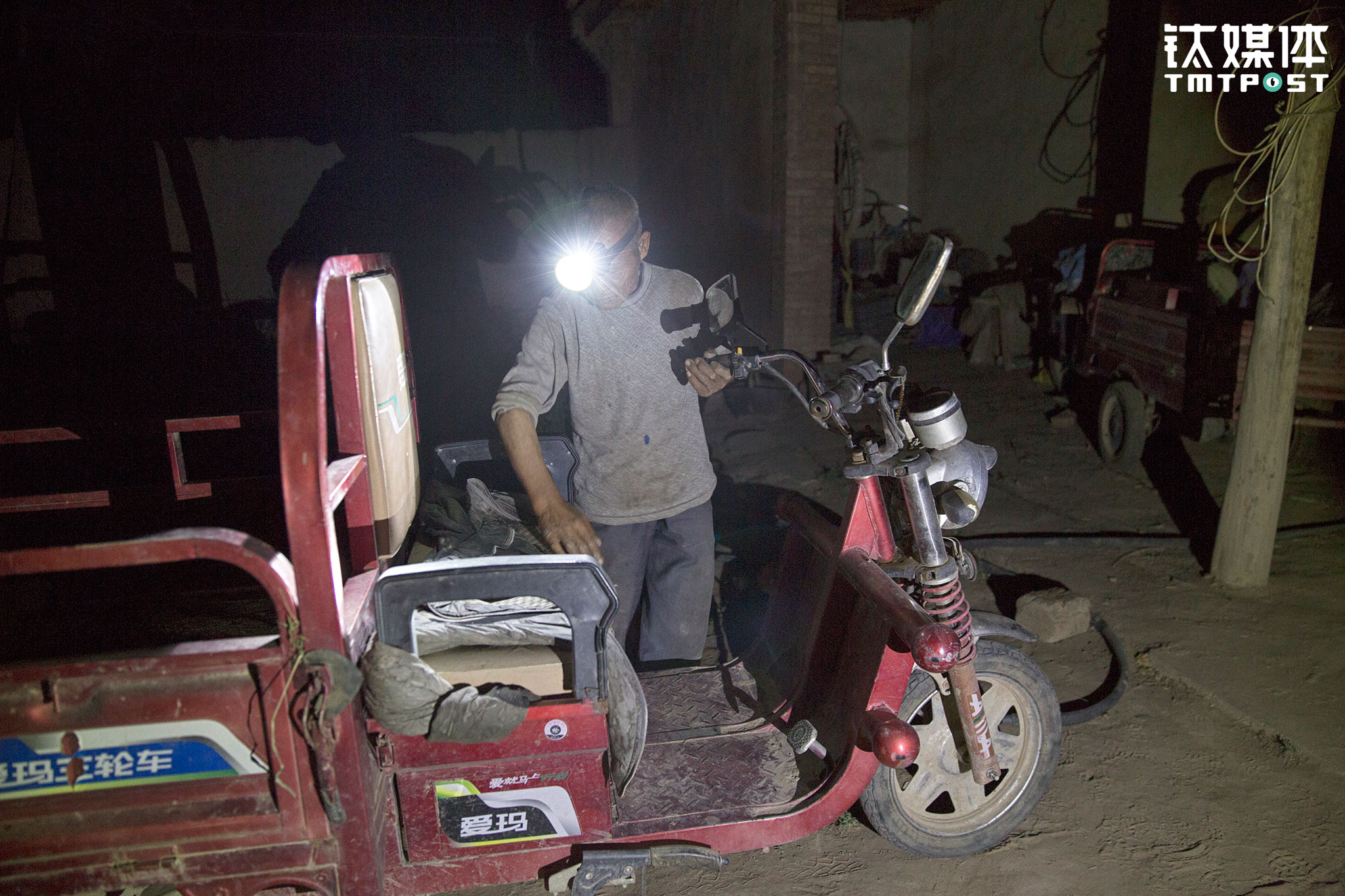 During busy seasons, Li Hongshan would work till late night. Sometimes he would have to water the plants all night.
