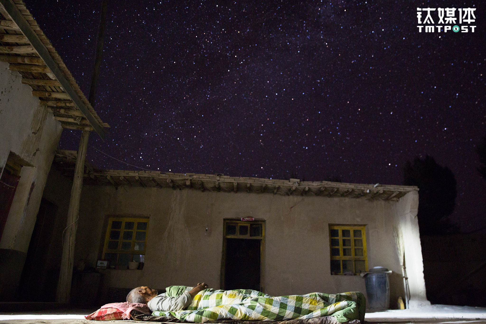 In summer, Li Hongshan will sleep in the yard. In college, Li Sheng got to know school mates from all over the country. Some school mates live a good life, some are talented. But Li Sheng said he wouldn&rsquo;t feel envious, or have low self-esteem. &ldquo;When I was a child I didn&rsquo;t have the money to learn about many things. If I had the money I would learn more,&rdquo; Li Sheng said. But he also thinks that he had experienced things that others have never experienced before, and that he has skills that others don&rsquo;t know. &ldquo;For instance, in a big city, you don&rsquo;t get to see sky this clear.&rdquo;