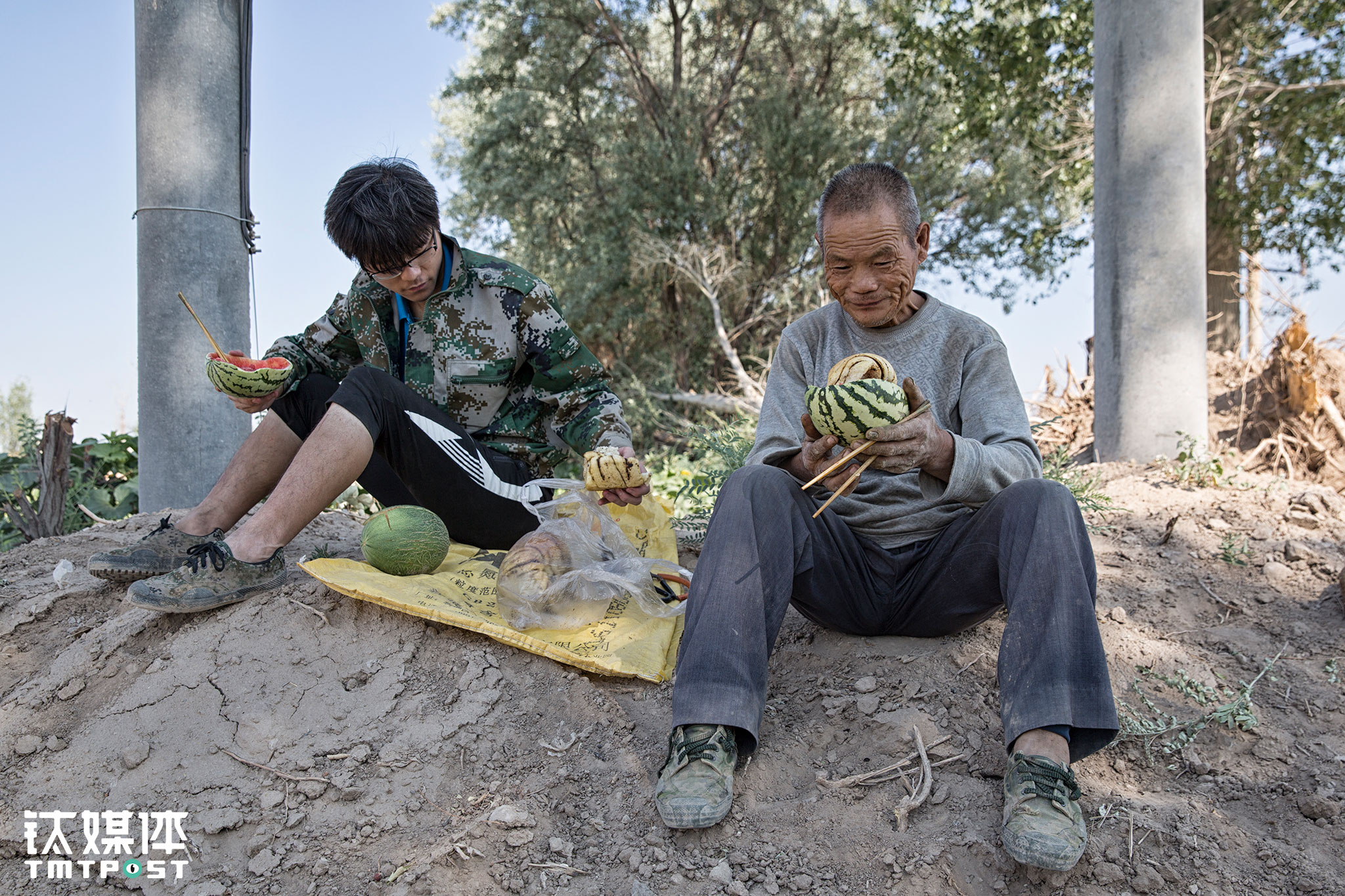 When farming in the field, the father and son would eat watermelon buns for breakfast and lunch. They would cut the watermelons in half and put the watermelon in the buns.