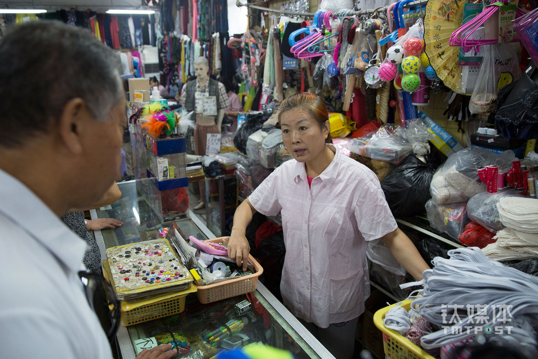 曾经有一次，一位顾客来大方百货，想买个暖壶内胆，由于供货商不再生产，大方没有存货，顾客似乎是白跑一趟。夏婧看到这位顾客年纪很大，行动不方便，跑一趟不易，她想起自己在家附近看到过卖暖壶内胆的，就提出帮忙代买一个。夏婧买好后，双方约在公交车站见面，老人一看东西很好，想要夏婧带着自己再去买几个，夏婧很爽快地又带着老人跑了一趟那家商店。&ldquo;老人家来一趟不容易，买不到他又要去别的地方跑，多麻烦。我知道哪里有，可以帮他一个小忙，挺好的。&rdquo;夏婧告诉钛媒体《在线》，日复一日的工作，最大的快乐就是能帮顾客解决需求和问题。