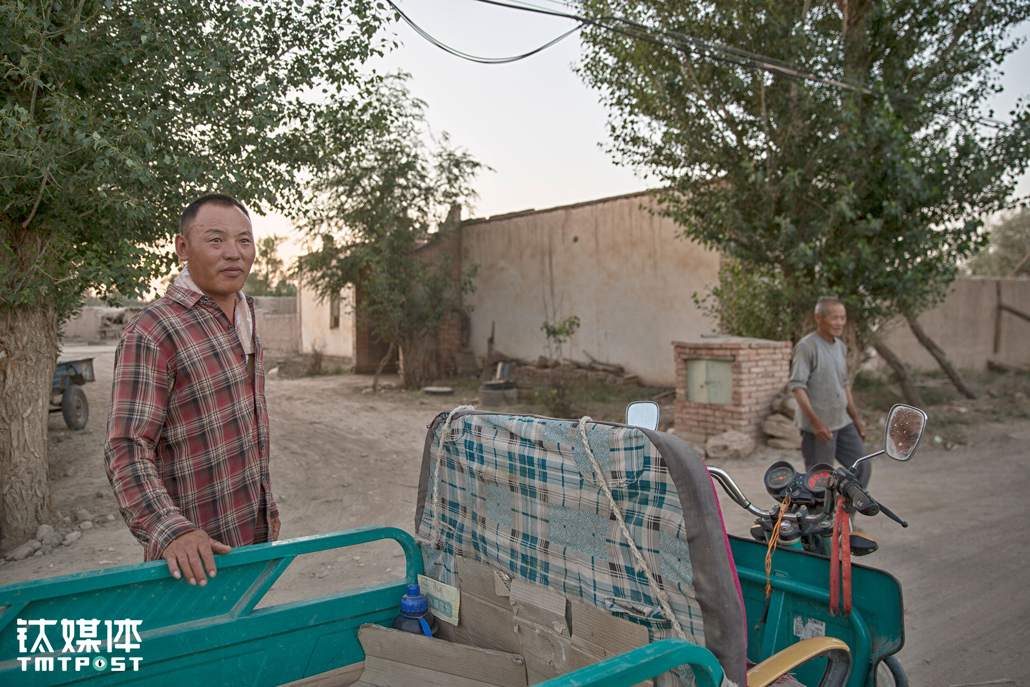 But there are also people coming back to the village from cities. The village community director of Li Sheng&rsquo;s neighborhood was one of those people. He had worked in other cities for many years and had have his ups and downs. Even though he had purchased an apartment in Inner Mongolia, he still decided to come back home and manage his land of several tens of mu with his wife. He believes that land is the most fundamental thing. As one of the youngest farmers in the region, he called himself the &ldquo;last farmer&rdquo;. Last year the production wasn&rsquo;t well. Li Hongshan couldn&rsquo;t even make enough money to make up for the cost. The director then purchased some fertilizers for the villagers. Li Hongshan was able to plant the seeds in early spring thanks to that.