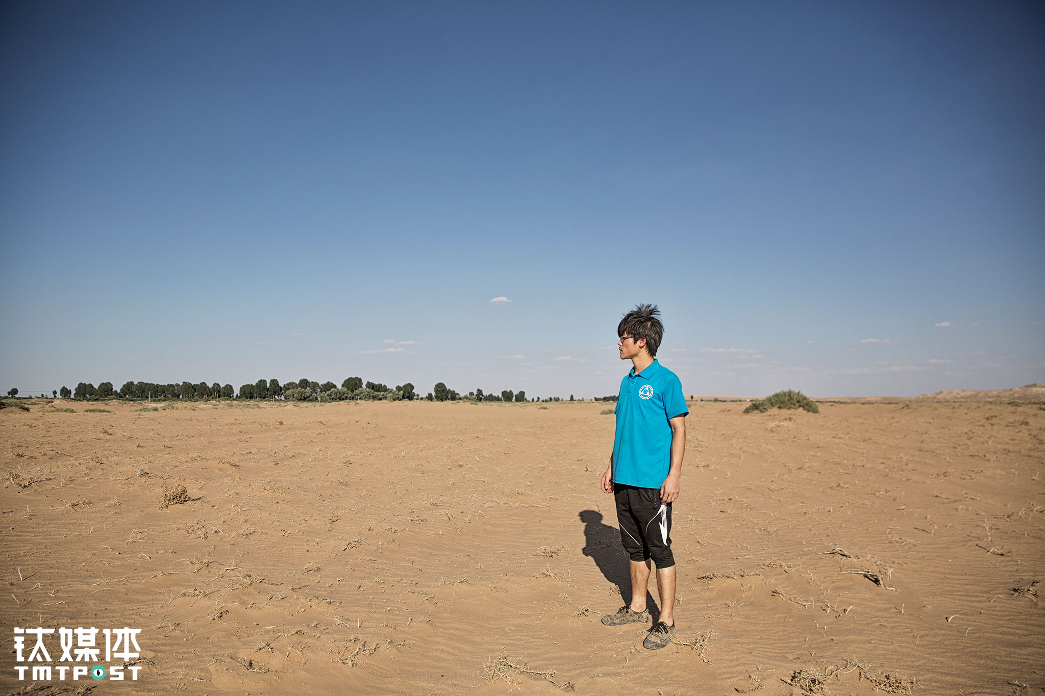 When Li Sheng was still a small child, he liked to play in the Tengger Desert that&rsquo;s one kilometer away from his home. Standing on the edge of Tengger Desert, Li Sheng could have a view of the village that had raised him. He also worries about the growing desert. The young people in the village are leaving. If the environment keeps degrading, nobody would want to return home. Li Sheng&rsquo;s father keeps telling his sons that he would not leave this village when he became older, even if the two sons would settle in the city. Li Sheng worries that this village, where his father would spend the rest of his life in, would become unlivable.