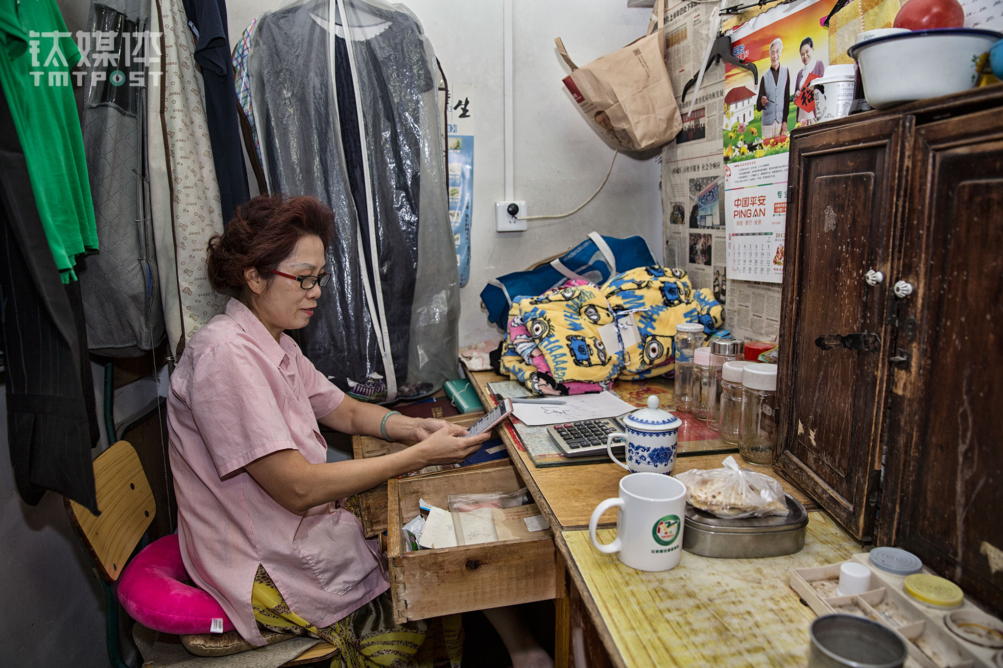 2017年6月23日，大方百货办公室，针织组组长李红通过微信与服装供货商联系。对李红来说，能够一直留在大方干下去，最大的原因是顾客的信赖：看到那些从顺义、通州老远跑来买东西的顾客对大方特别认可，让李红很有成就感，&ldquo;老顾客都希望我们不要关门，要做下去，因为老店太少了，他们买东西不方便&rdquo;。