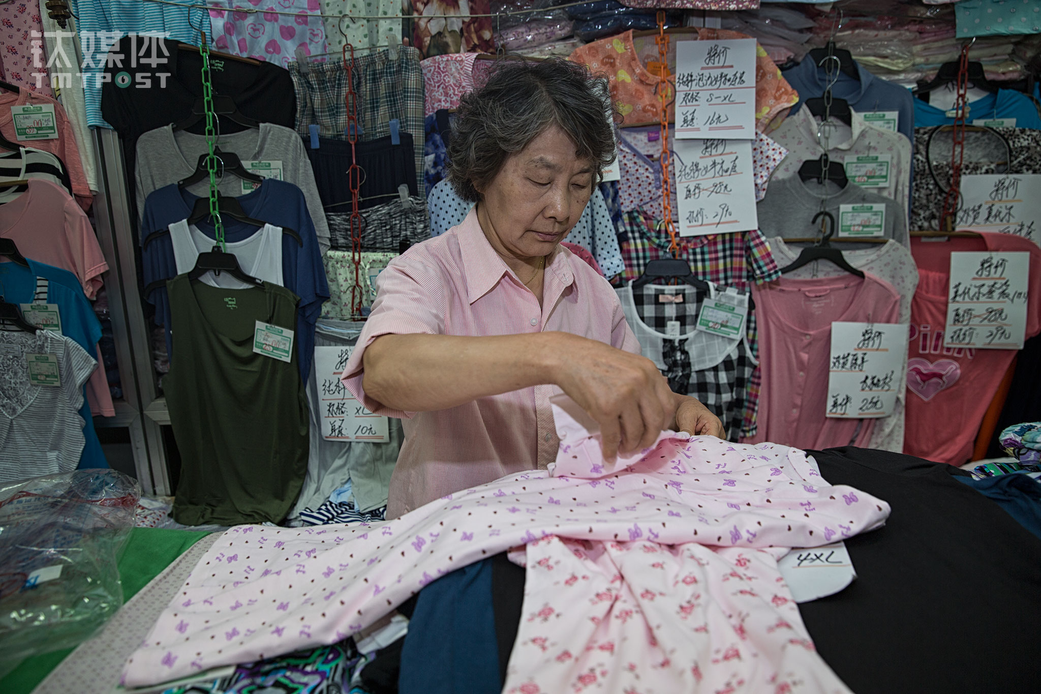 大方百货总经理薛红在柜台整理货品。除了做一些管理，薛红还积极在外为大方寻找可能的出路。曾经他们与网络电商合作，对方上架销售，大方负责发货，后来对方觉得大方的货走得太少，合作就停止了。&ldquo;大方改制前，多任经理和员工把大方搞得有声有色，不能到了我们手里就做不下去了。&rdquo;这个曾经在北大荒插队开荒9年的老人身上带着一股执着和不卑不亢，她说大家不会放弃努力，要想办法让大方百货继续坚持下去。