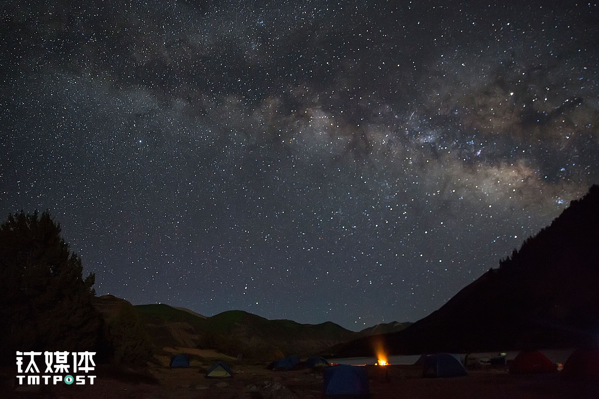 万籁寂静的夜晚，营地上空的银河。
