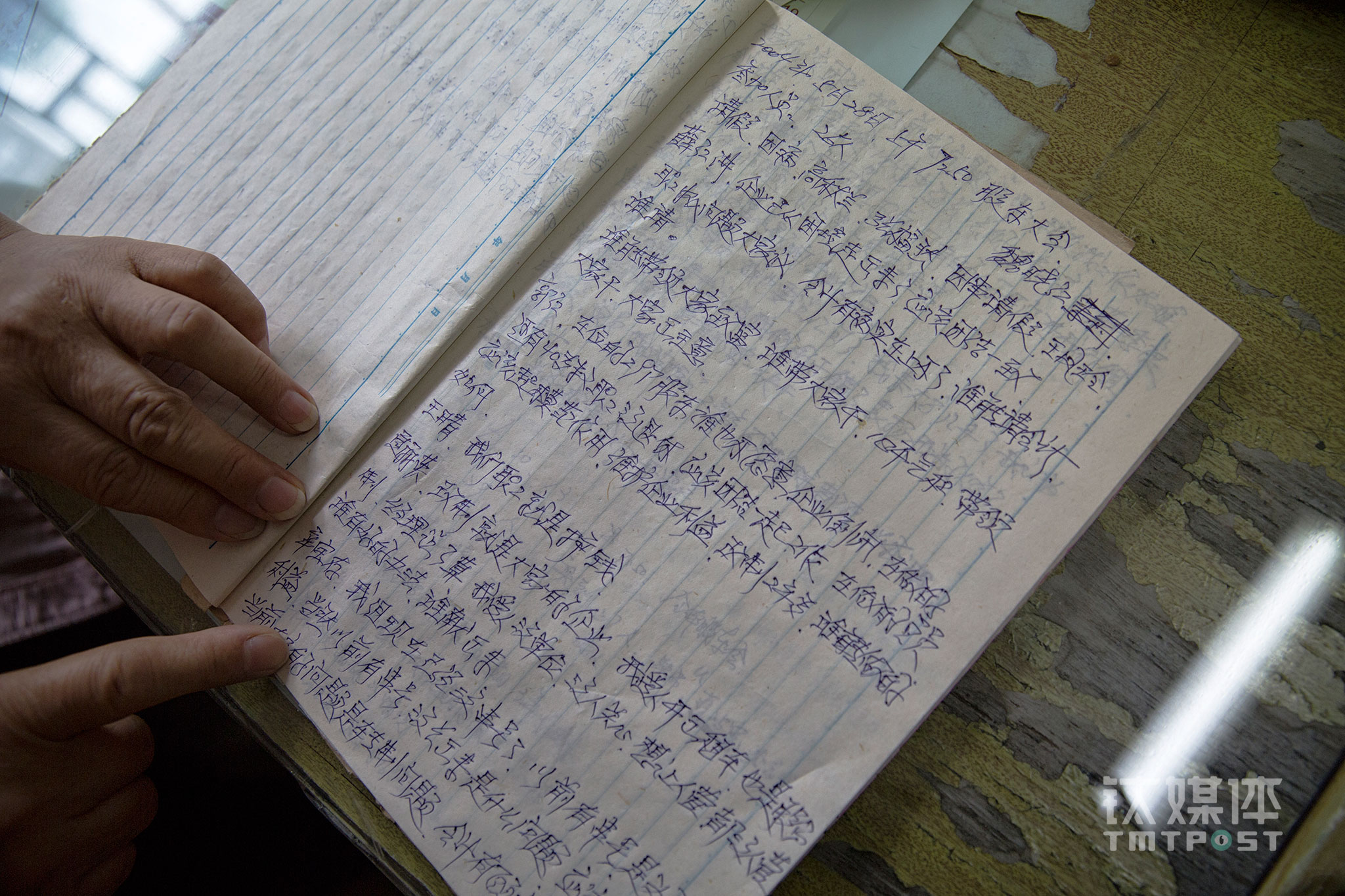 2000年改制，坚持还是撤退，大家面临着选择：拿一笔遣散费撤退，意味着离开工作多年的岗位，40多岁的年龄再就业；不撤，大家抱团坚守，走出体制，一起面对不确定的未来。&ldquo;我们每个人对大方都有一份热爱，毕竟年纪轻轻的时候就在这里干。&rdquo;大方百货总经理薛红向钛媒体《在线》介绍，当时29人开会集体决策，决定改制坚持下去。改制后，大方每半年召开一次股东大会。翻开2004年5月28日的股东大会会议纪要，每个人的发言跃然纸上：改制就是大家的企业，我爱人开出租车，也是股份制，经理说了算，我爱人没人关心，想让人管都没人管，谁有好的办法谁献出来；企业已经从困境中走出来了，应该团结一致&hellip;&hellip;带领大家干，大家出主意。