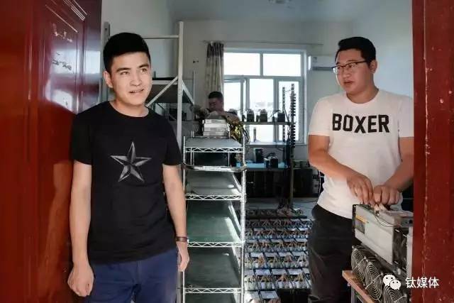 比特大陆公司的工人们正在把挖矿机器放到架子上