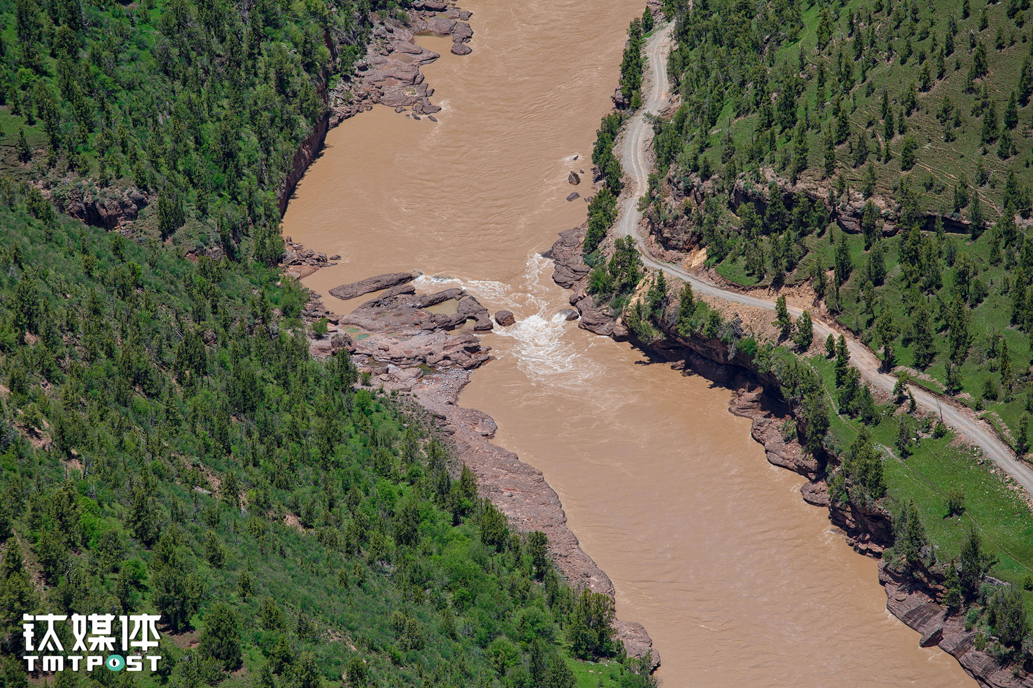 昂赛大峡谷,一条小路沿着河流蜿蜒.