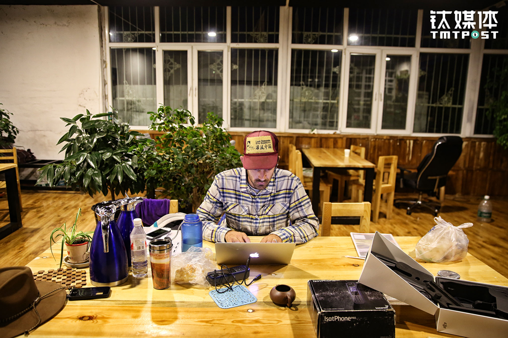 回到基地，大川又开始了接下来的工作安排。漂流中国正在为当地培训漂流船长和河流向导，使当地政府有人力去提供漂流服务，去建设一个科罗拉多大峡谷那样的漂流体系，让更多人能够看到中国这些壮丽的山川江河，激发更多人来保护它们。