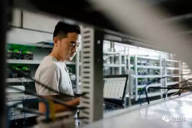 比特大陆公司的一位维护工人正在监测比特币挖矿机器