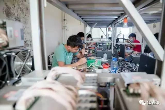 鄂尔多斯比特大陆矿池的维修工人