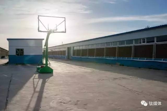 孤零零的篮球架