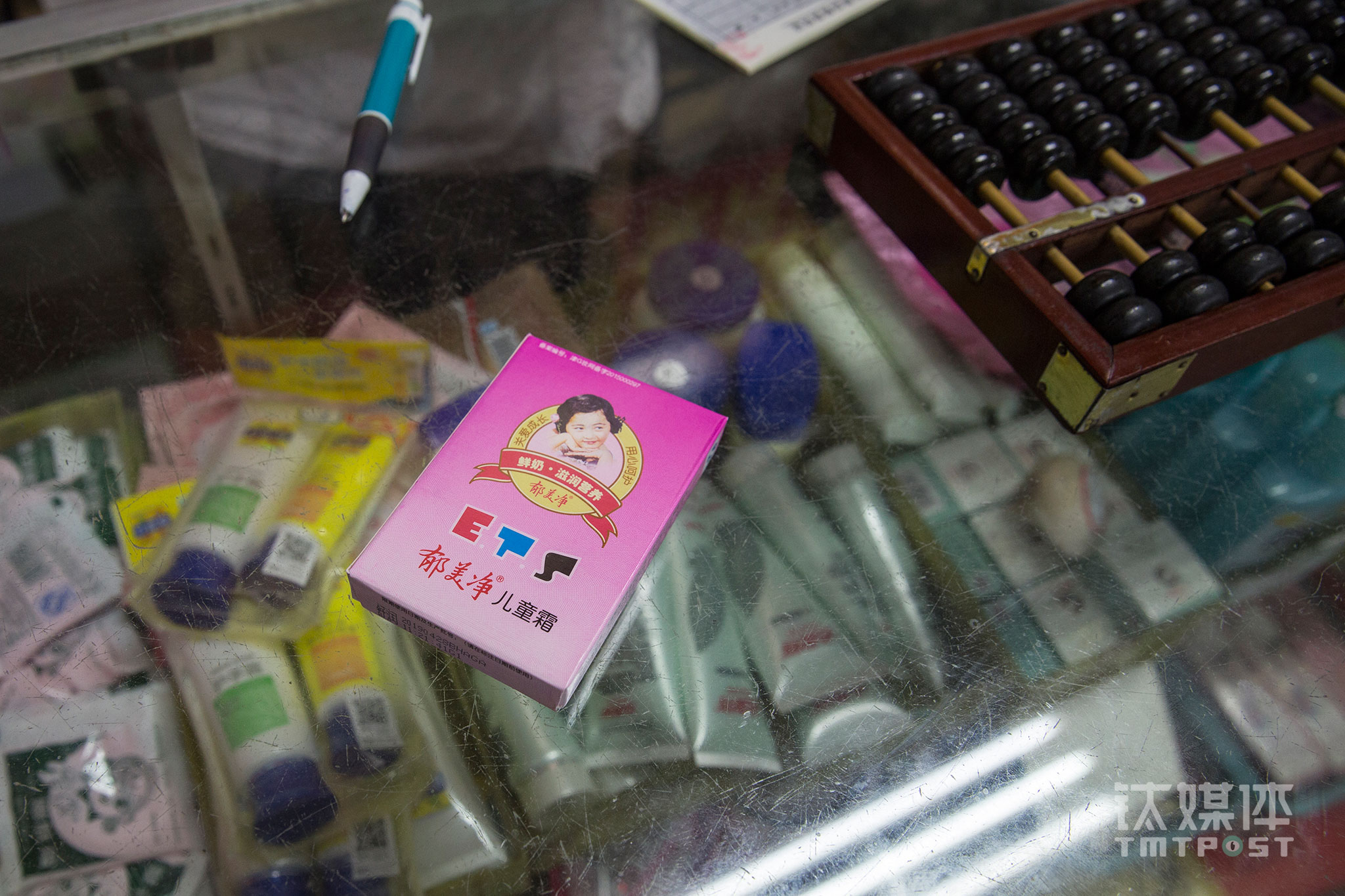 一位顾客特意来买郁美净，在她准备买20块钱的大瓶装时，钟璇开始向顾客了解&ldquo;给什么人用，做什么用途&rdquo;，当得知是月科孩子用时，钟璇马上建议顾客不要买20的大瓶装，并拿出一盒价格1.5元的小包装郁美净，因为&ldquo;小包装的添加剂最少，对孩子皮肤伤害小&rdquo;。 接待每一位来化妆品柜台买东西的顾客，钟璇都要问一问顾客关于使用对象、使用场景的问题，再根据对方的具体场景和对象给出购买建议，&ldquo;买东西不是贵和多就好，得买合适的&rdquo;，钟璇一直认为，只有这样为顾客的利益考虑，才会有回头客上门。