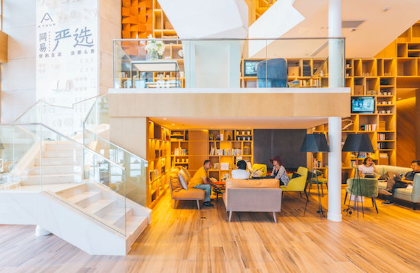 巨头涌进酒店行业，场景式消费能够收割新中产吗？