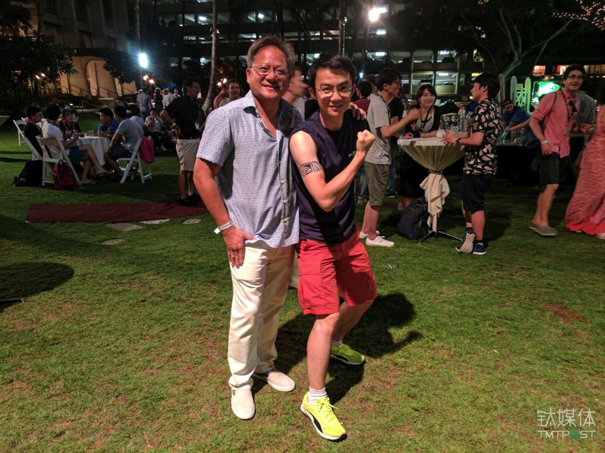 图森未来CTO侯晓迪和英伟达CEO黄仁勋合影