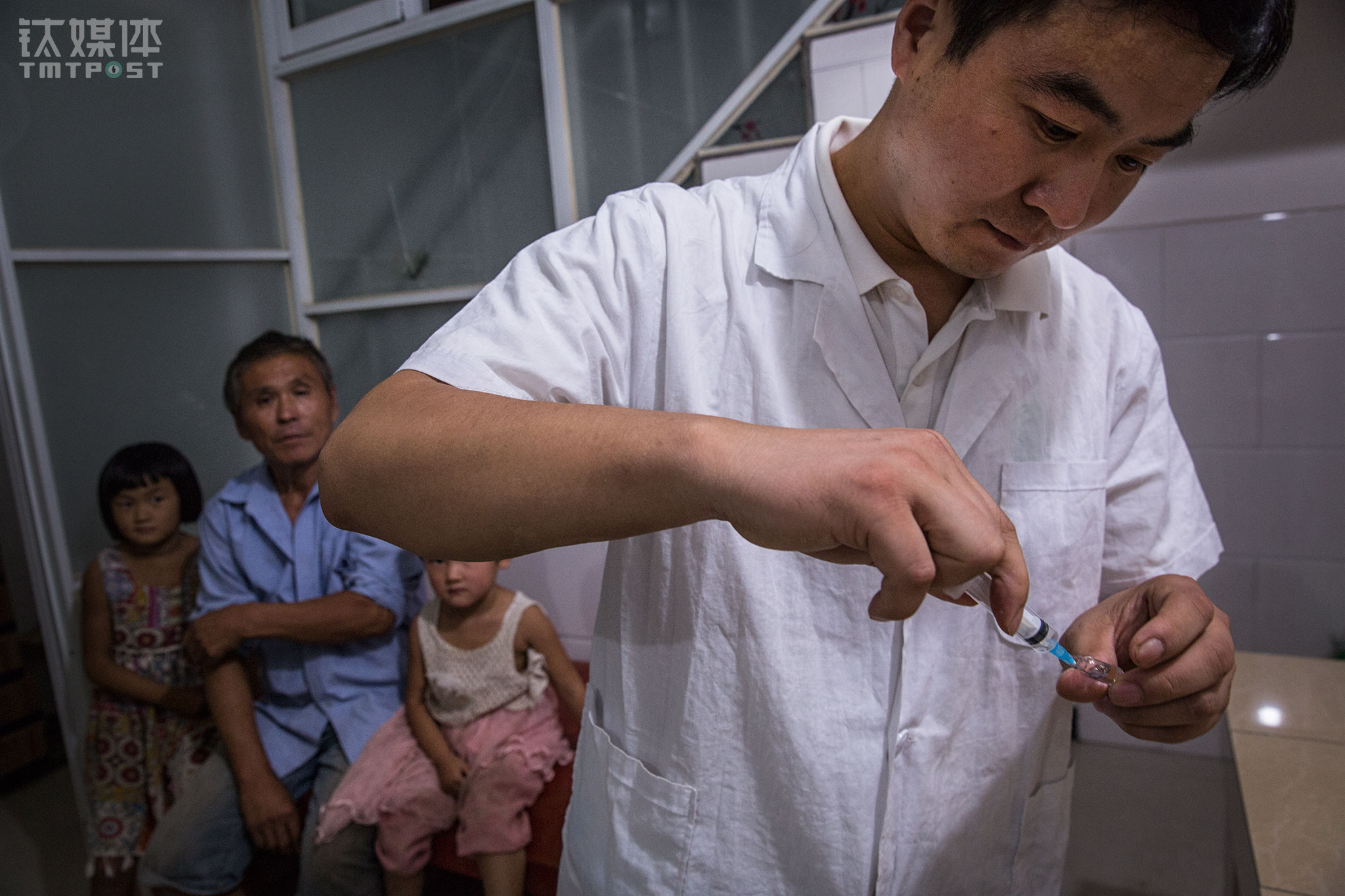 除了风险，师进峰看到最多的是基层医疗&ldquo;良好的医患关系&rdquo;。到卫生所来的都是附近乡邻，&ldquo;都是我的叔叔大爷、兄弟姐妹们。将心比心，只要从病人的角度出发考虑，真心实意为他们提供帮助，对他们好，他们也会对你感恩的&rdquo;。