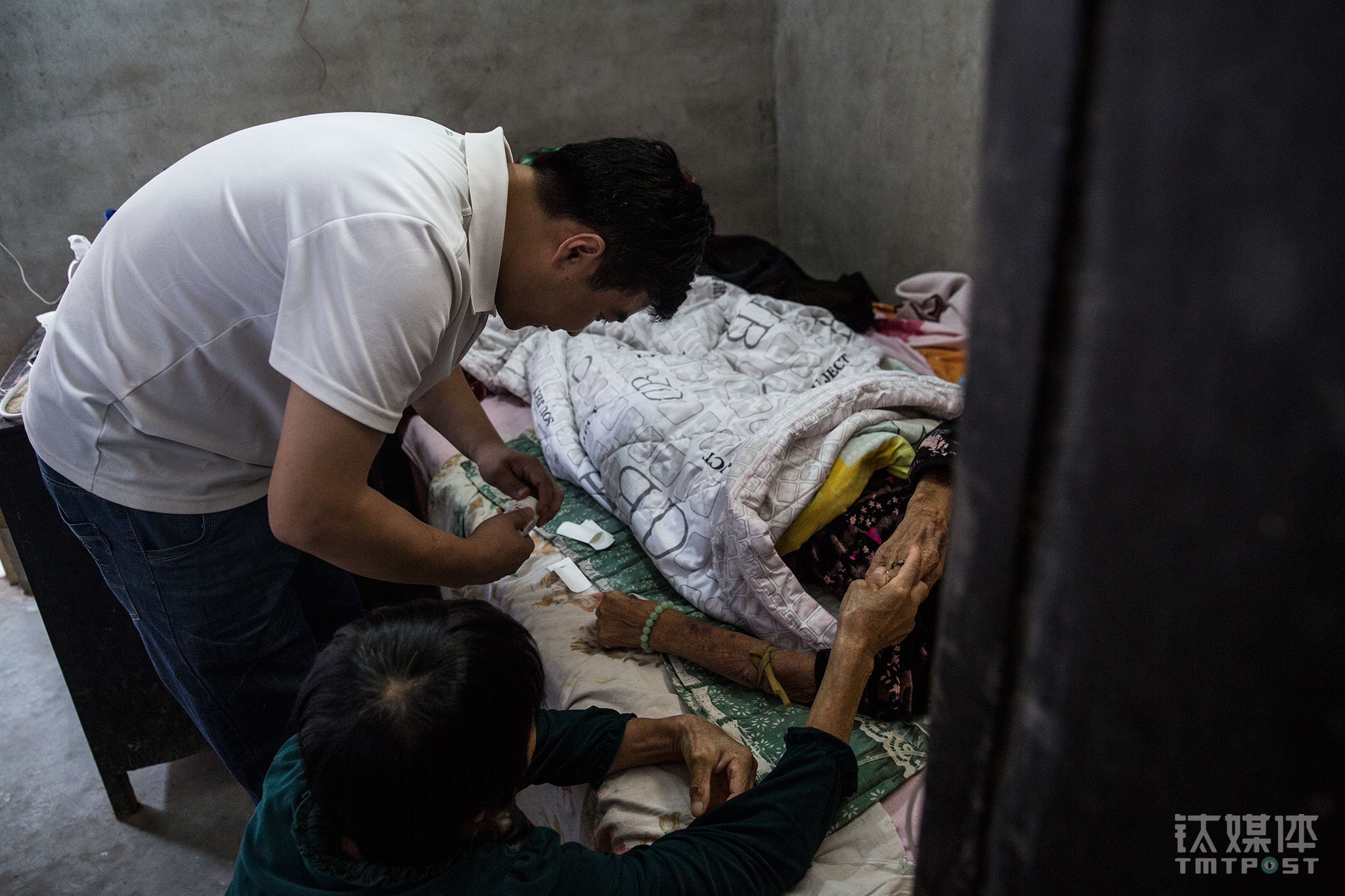 遇到老弱或者行动不便的病人，师进峰也会上门服务。一名食道癌晚期的老人无法进食，她从医院被接回家后，师进峰应邀定期上门给老人输液。