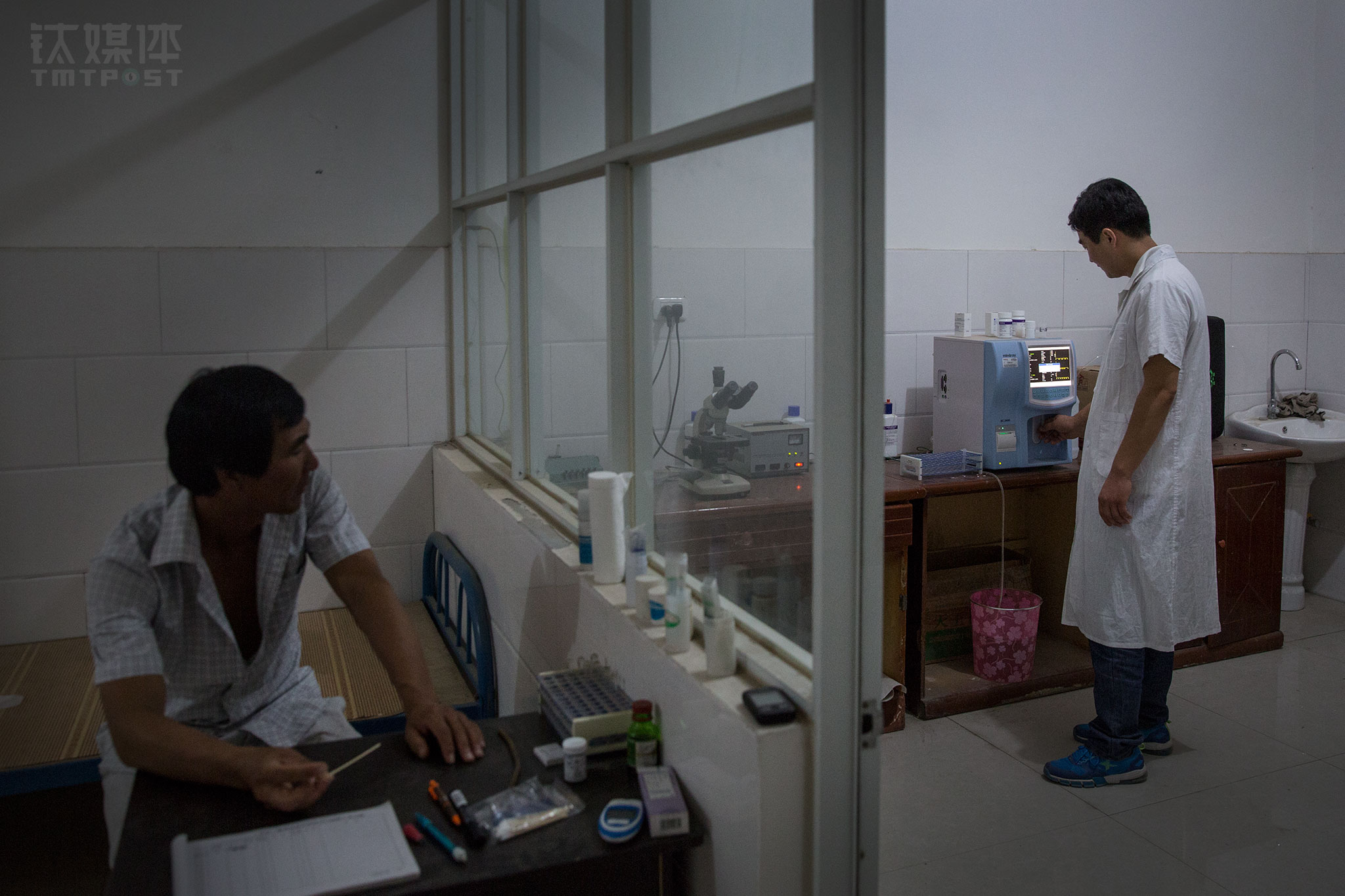 邻村工地上，一名工人干活时晕倒，他慕名找到卫生所，想弄清楚是怎么回事，师进峰给他做了一个血常规检查，没有发现异常，第二天又给他做了血脂血糖检查。&ldquo;这些设备不是一个村级卫生室标配的，但我这里有了这些设备，看病的人就不用跑到县里去检查了。&rdquo;师进峰说，村民方便了，自己诊断的时候，心里也更有谱了。