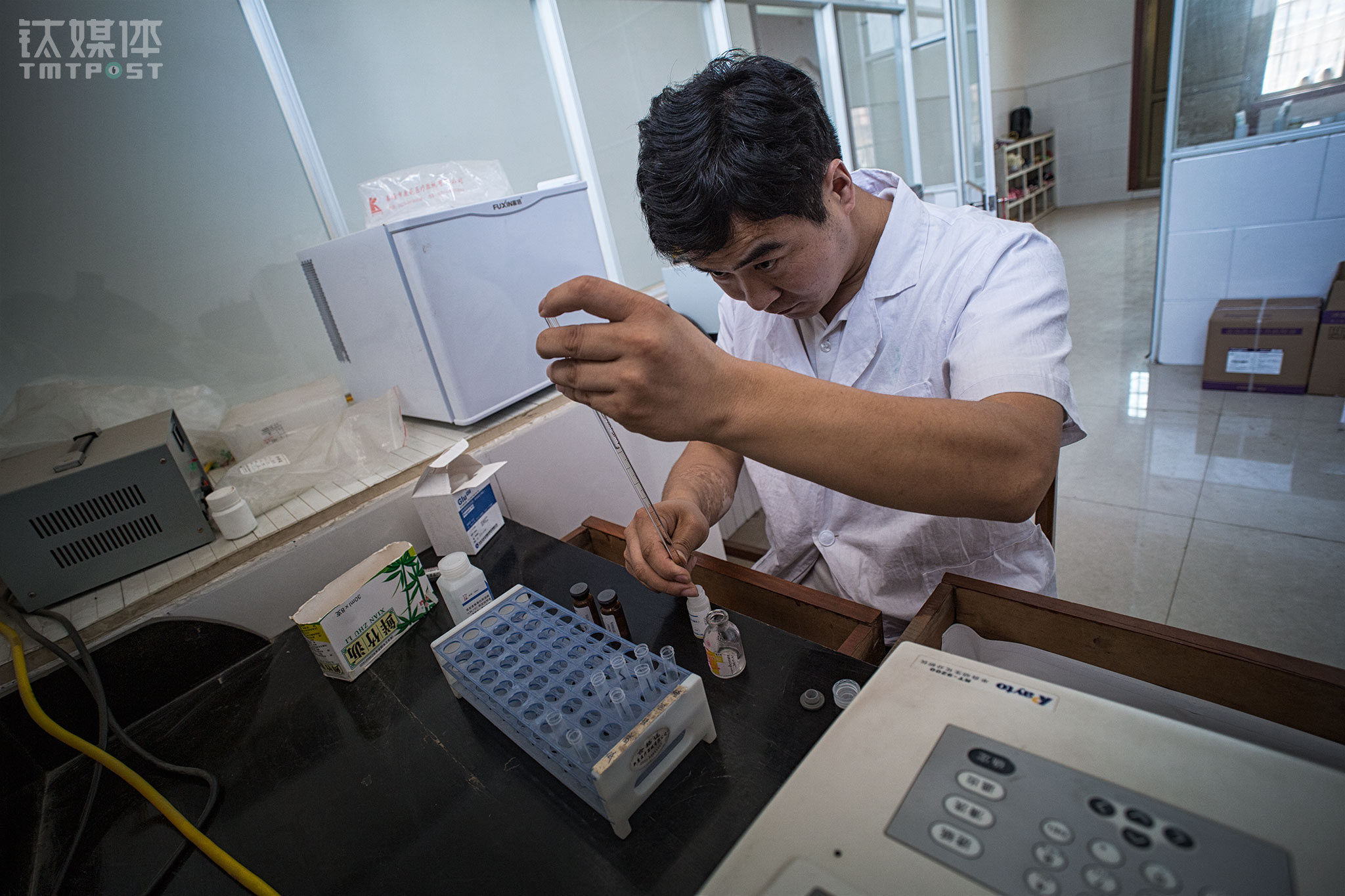 村里老人糖尿病、高血压病例比较多。刚接手卫生室，卫生室的设备只有&ldquo;听诊器、体温计、血压计&rdquo;这老三样，随时工作的开展，老三样完全无法满足村民看病需求，为此师进峰自费7万多元购买了生化分析仪、血细胞分析仪等医疗设备。由于生化分析仪是半自动的，师进峰必须自己调配试剂，&ldquo;效果跟大医院全自动的机器一样，但是价格便宜很多，对我这个小卫生所来说，性价比很高。&rdquo;