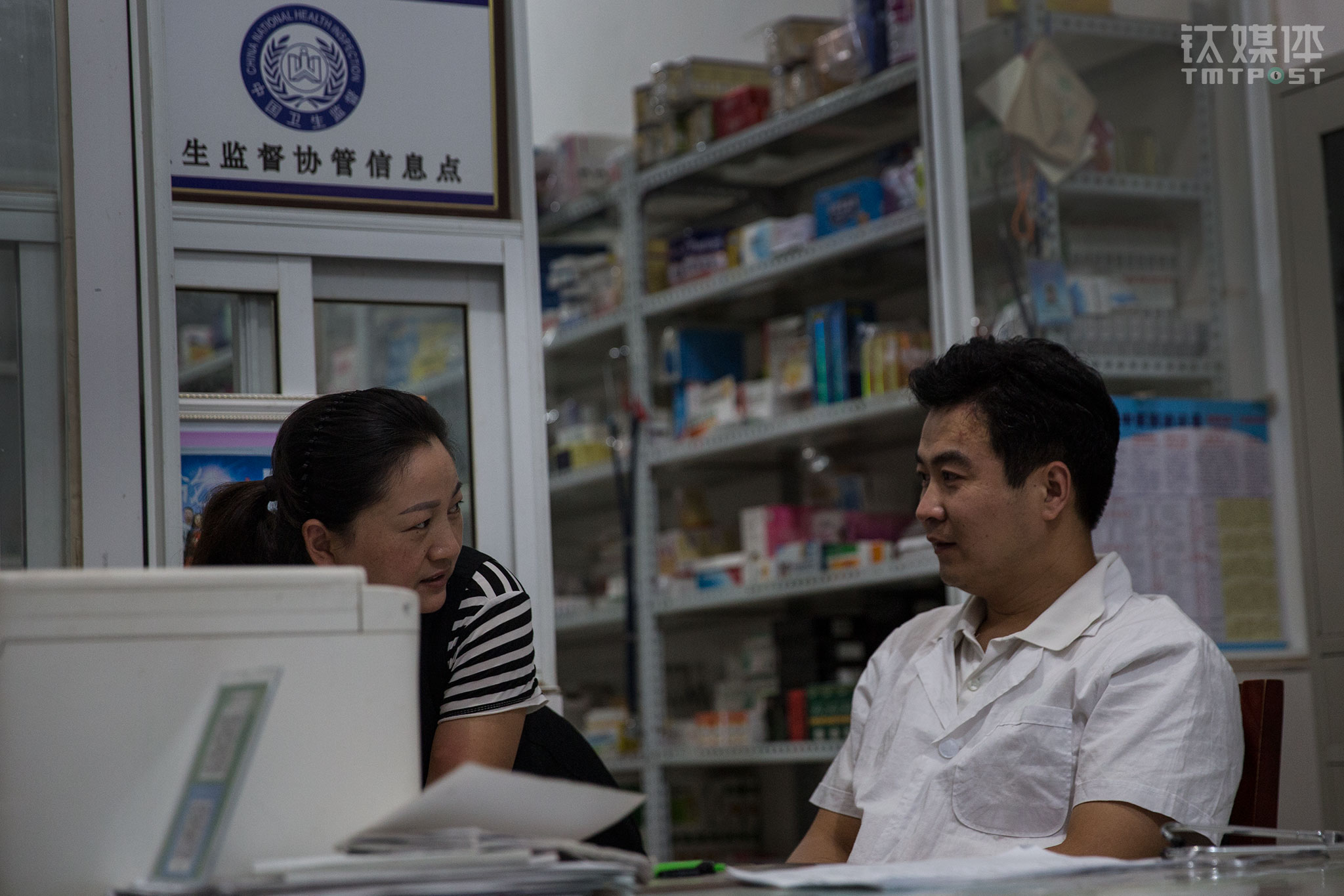 妻子是师进峰工作的得力助手，她平时在家会帮师进峰打理一些除了诊疗外的基础工作。