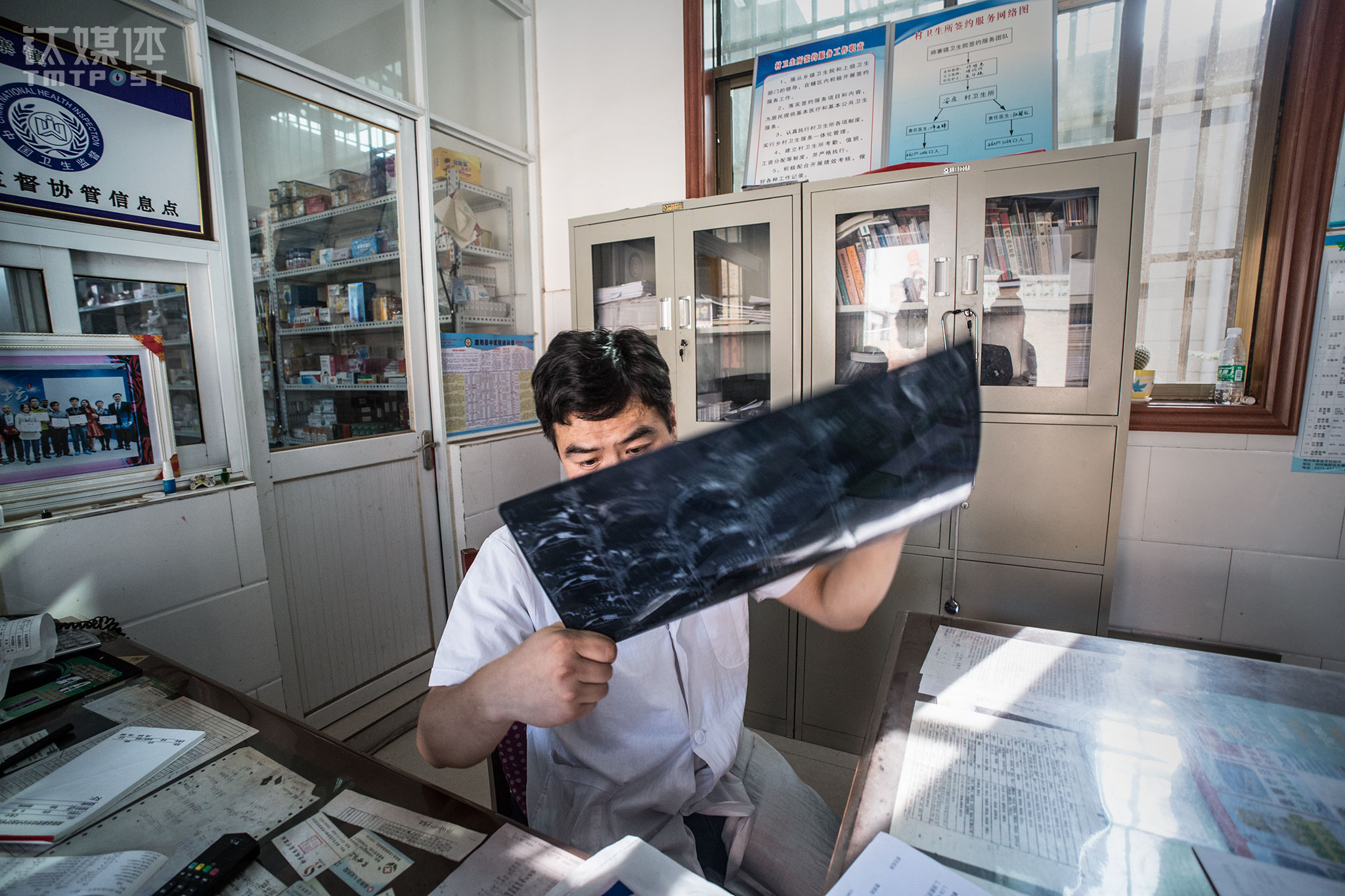 一名刚从市里医院回来的村民，觉得在医院跟医生的交流太匆忙，就带着X光片来找师进峰，想找一找治疗的办法。当村医17年，师进峰感受到了农村医疗条件的改善，但他觉得国家还可以投入更大的资源和财力来发展农村医疗，&ldquo;对乡村医生自身来说，自己也要转型，要和大医院的医生一样，提升自己素质，等卫生资源下沉到农村以后，乡村医生可以切实地缓解大医院的压力，更好地解决乡邻们看病、乡村卫生的问题&rdquo;。