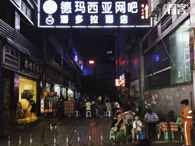 深夜一点钟，网吧外的夜宵摊儿迎来客流高峰