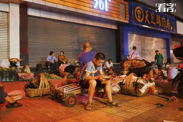 深夜巴王路上的菜摊