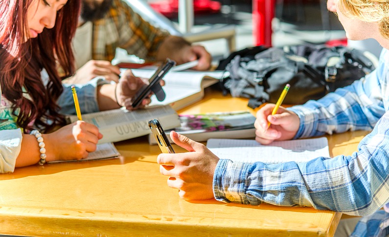 近30所高校上线小程序，饭卡图书卡也将成为历史了？| 钛快讯