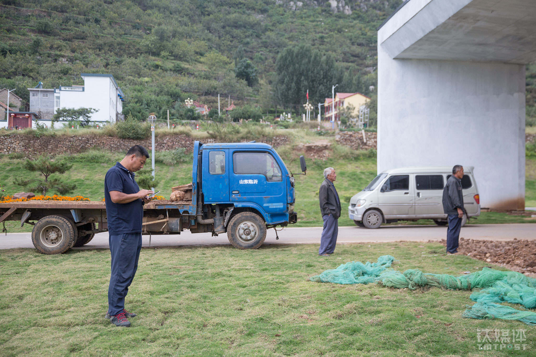 Gao Xing (left) is an experienced coach from Zhongti&rsquo;s flying team. Gao has been in this circle for nearly three decades. He is a member of the first national paragliding team of China, and a well-known figure in the Chinese air sports circle. Ever since Zhongti and Fei county&rsquo;s local government initiated this air camp project, Gao has always been in Xujiaya supervising the construction of the camp and the teaching activities within the camp. He is responsible for implementing the details and making the visions in plan become a reality.