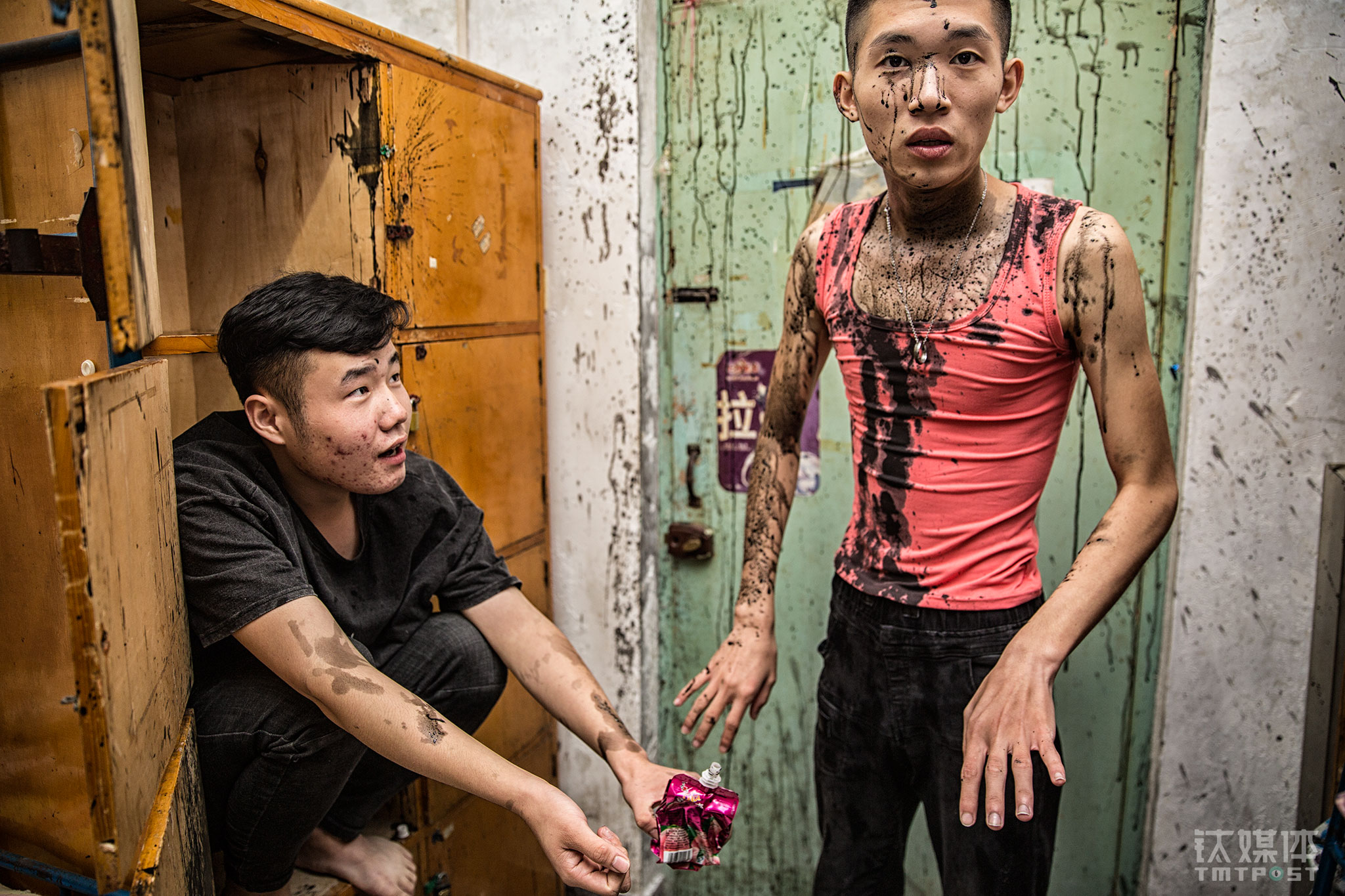 喷墨的段子一次没拍成，俩人又拍了一次才成功。每次拍完，打扫起来也是一个艰巨的任务。浩坤告诉钛媒体《在线》，他觉得自己虽然不是正式演员，但可以 &ldquo;算是一个跑龙套的&rdquo;，既是在给自己拍，为自己干，也是&ldquo;在给快手干，为快手跑龙套&rdquo;。