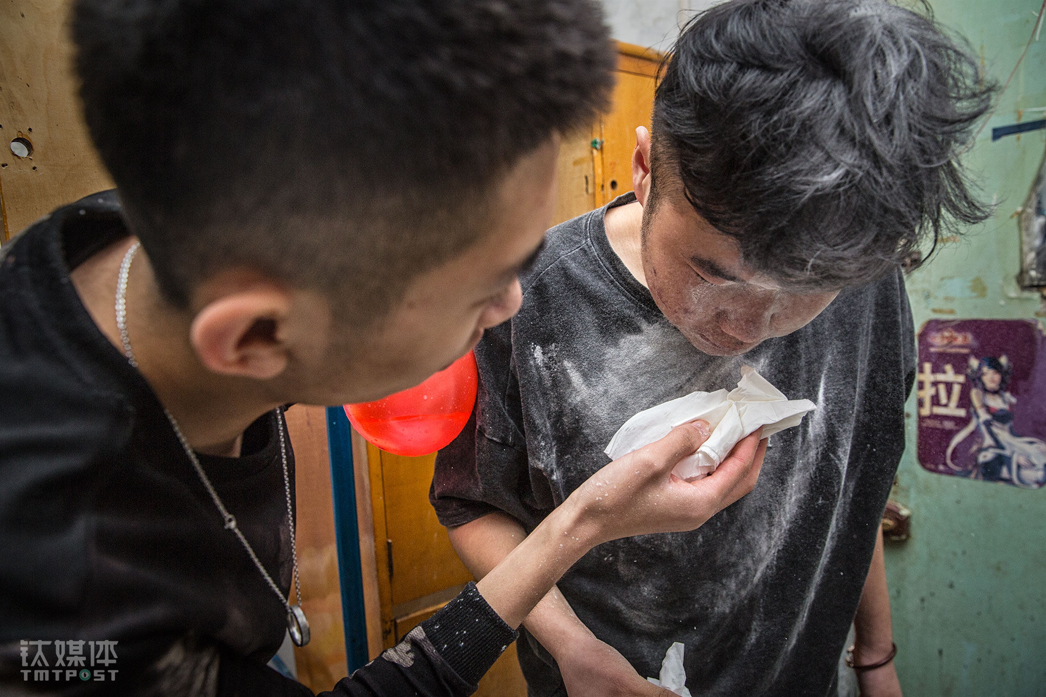 在一个段子视频里，胖子被偷放在帽子里的面粉给整蛊了。在浩坤成为一个正式演员的路上，胖子为浩坤&ldquo;做了很多&rdquo;，受尽了&ldquo;各种折磨&rdquo;。作为一个好兄弟，他眼里的浩坤是个敢想敢做又头脑灵活的人，他相信浩坤可以成为一个真正的演员，&ldquo;能够帮助好兄弟圆梦，我们也开心，他能成我们也替他开心。&rdquo;胖子是个很善于倾听和接受浩坤意见的人，这对浩坤作为一个现场导演来说，是一种互补。