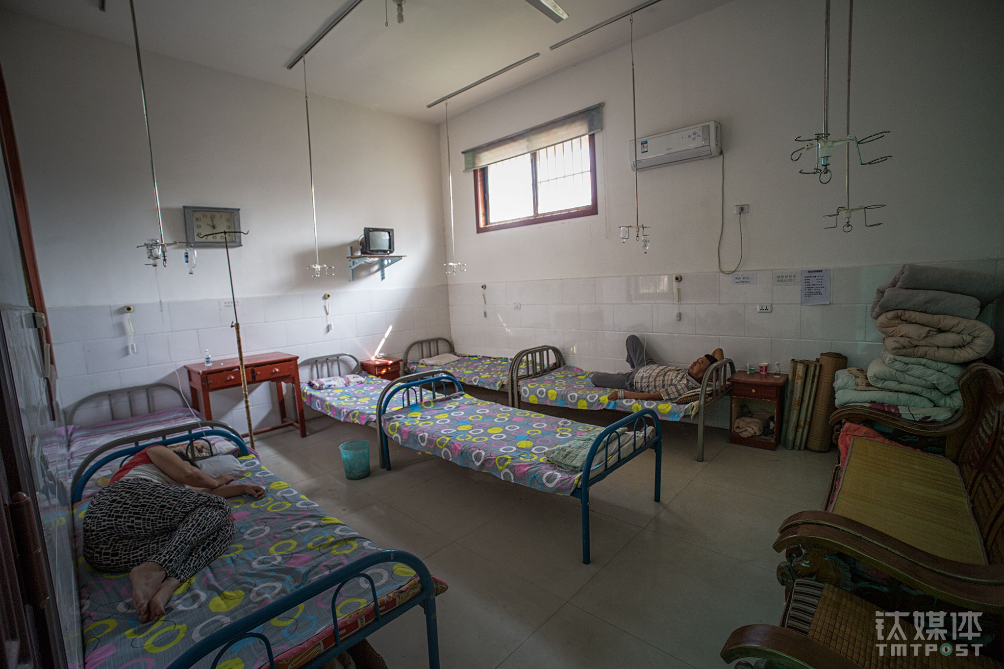 In the infusion room, two patients were having their infusions. In general, Shi Jinfeng would require patients that needed the infusion to stay in the health center, so that he could respond to urgent situations if they occurred.