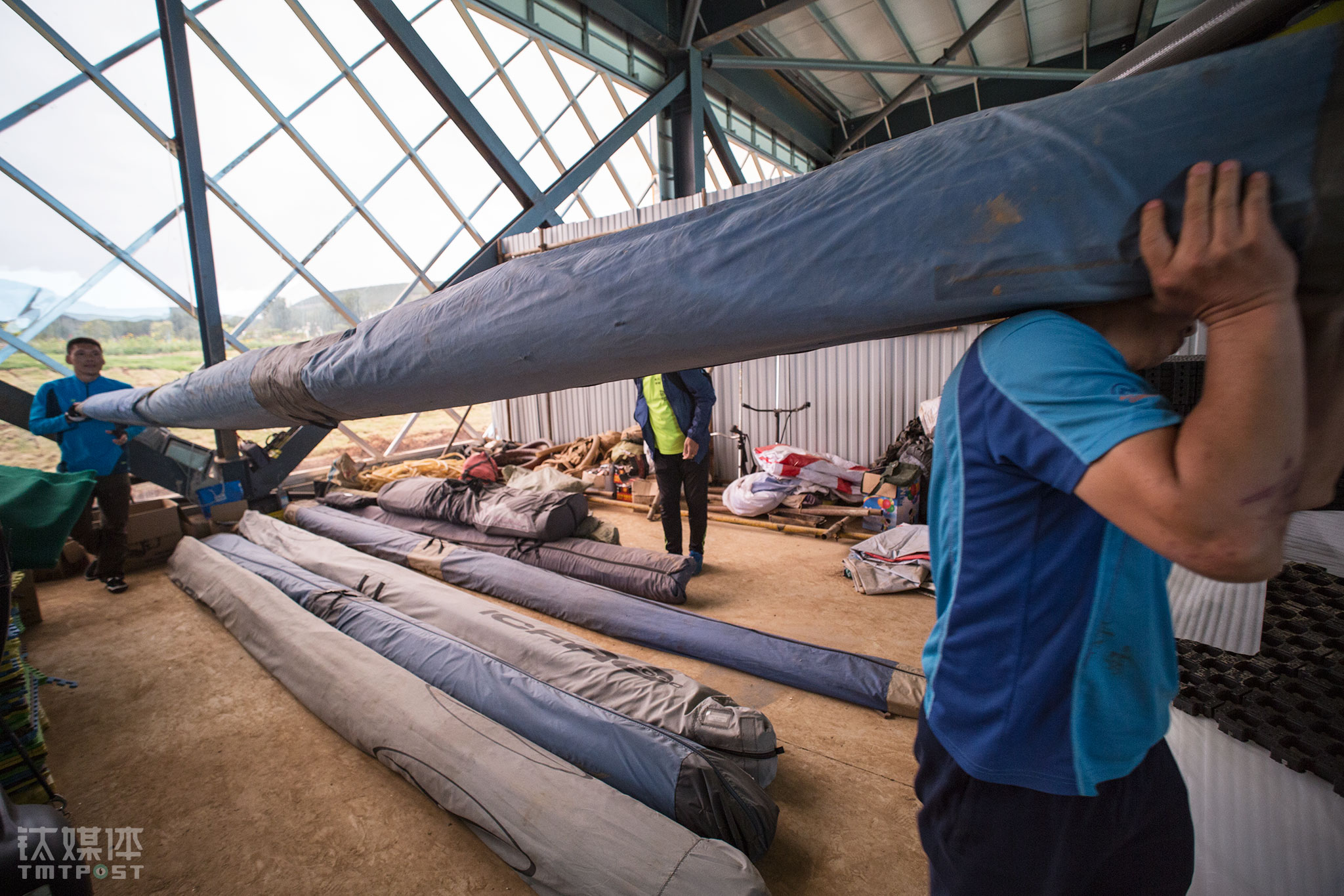 三名分别来自新疆、江西、山东的飞行运动爱好者，驱车赶到许家崖营地进行无动力三角翼飞行。他们从机库中取走寄存在这里的三角翼。