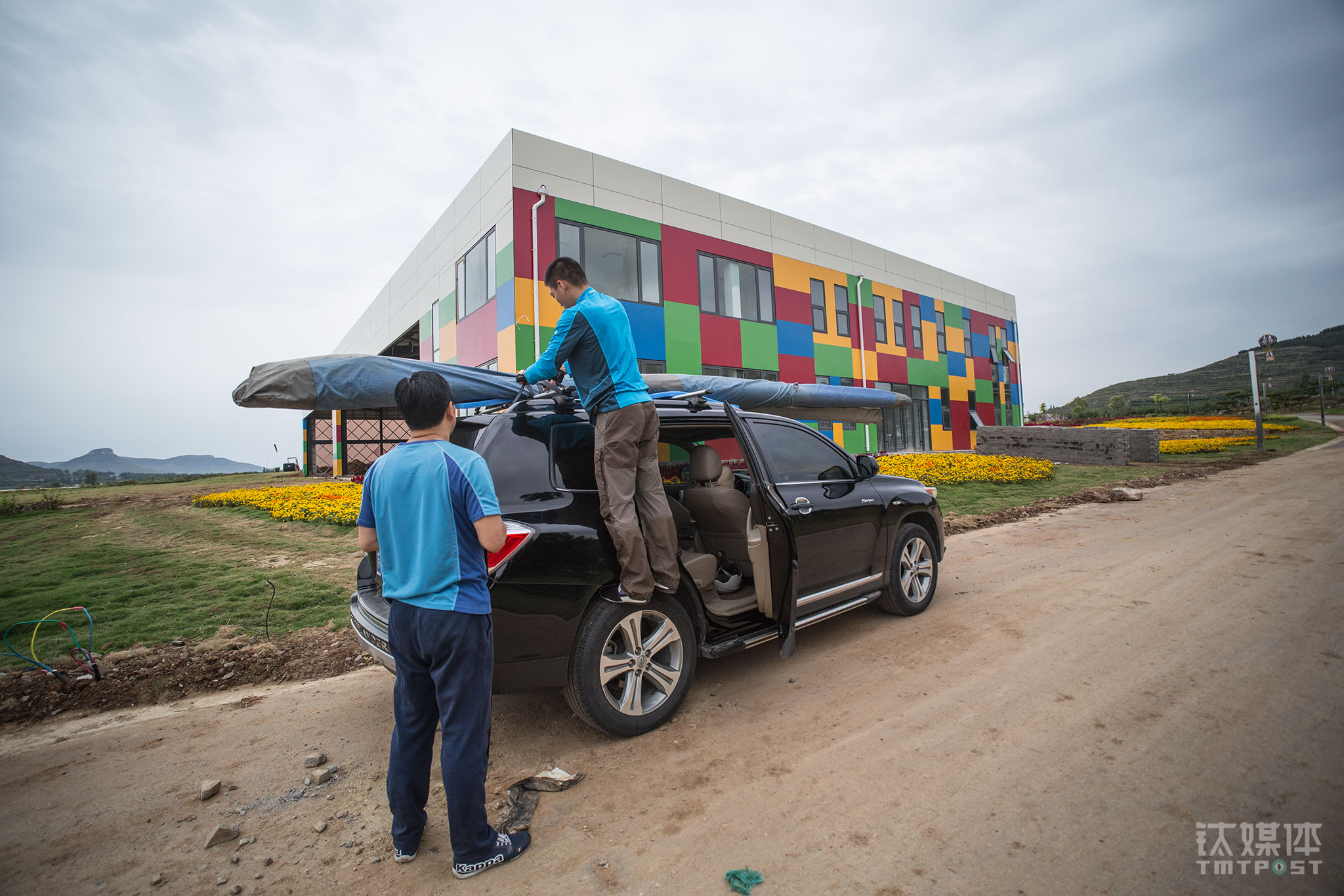 对这些爱好者来说，这项运动就是&ldquo;蓝色鸦片&rdquo;。&ldquo;只要你飞过一次，你就会爱上那种感觉，就戒不掉了&rdquo;，一名飞行者说，这样的热爱，让他们不惜路途遥远。