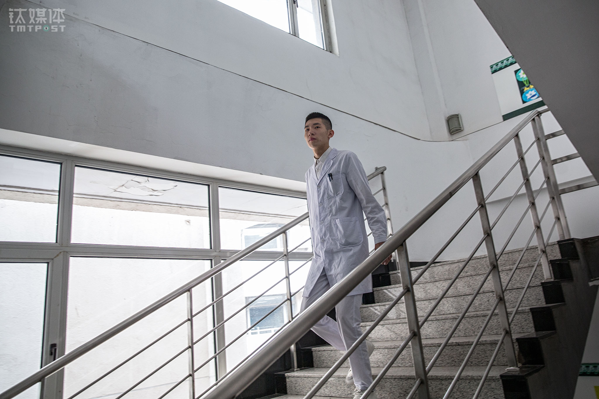 浩坤今年19岁，来自黑龙江，是天津一家医院住院部的实习护士。他每天早上7点上班，下午5点下班，工作职责是整理病床、照顾病人打针换药。