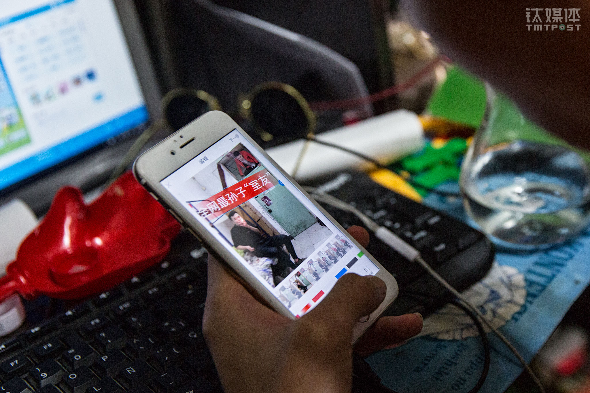 拍完后浩坤都是在手机上直接剪辑，再用外置声卡加入背景音乐。他的编辑速度很快，拍完3分钟就能编完一条。跟那些做微信公众号的自媒体人一样，浩坤要求自己每天更新，他这样做给自己带来了不小压力，不过这压力也是他坚持下去的动力，&ldquo;我要是不更新，粉丝就看不到段子，就得不到那17秒的快乐。虽然他们看不到我的段子也没什么，但是如果能让他们开心点，我的存在和努力也是有意义的。&rdquo;