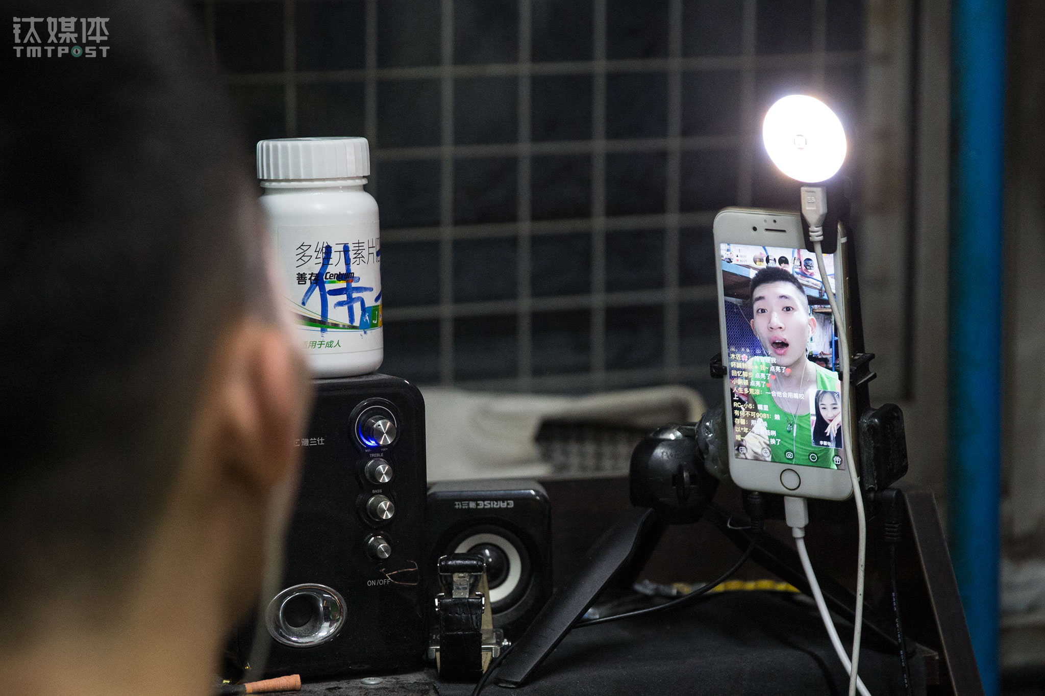 2017年10月10日晚，浩坤在直播中跟粉丝连麦。每晚上传完段子视频，他都会上直播，每次直播大约2个多小时，这是他向粉丝展示自己的最直接途径。浩坤84万粉丝的账号里，每天观看直播的人从几百到3000多不等。直播是他对自己的检验，从直播中他可以看到自己每天人气的变化。