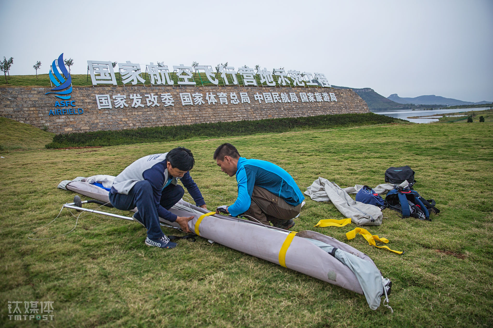 短短几分钟后安全落地，飞手准备良久，就为了体验这几分钟飞翔的感觉。越来越多年轻人对这一&ldquo;蓝色鸦片&rdquo;上瘾，以滑翔伞为例，他们愿意花9000元进行初级培训，然后再花3~4万购买一套初级无动力滑翔伞装备，而动力飞行器的培训费用则在5万起步，如果升级装备和培训，成本也要随之&ldquo;升级&rdquo;。除了金钱成本，时间成本更是无形。