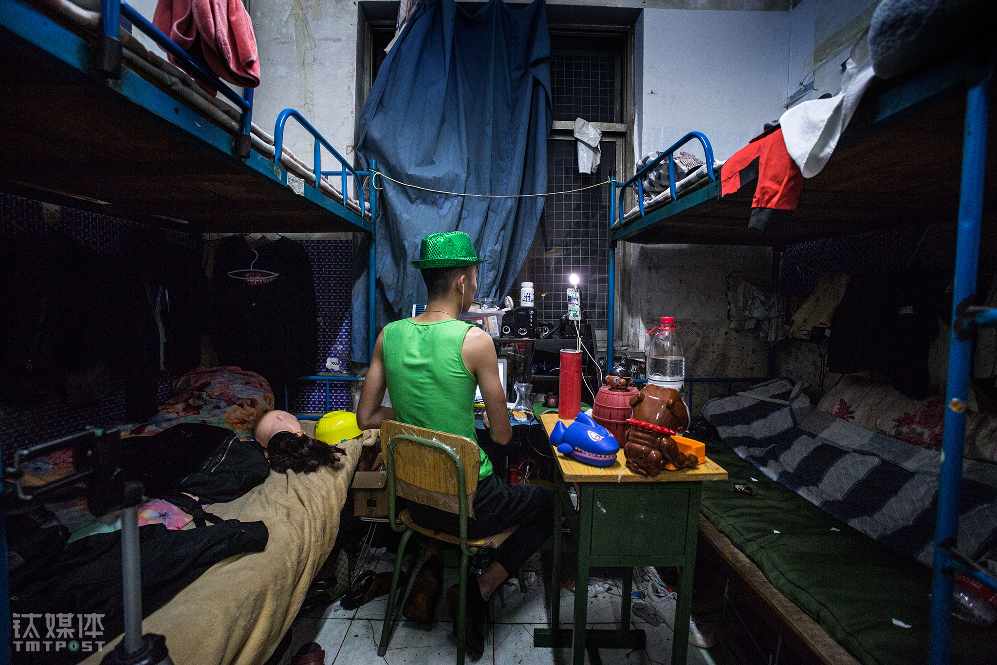 浩坤在直播中，身边桌上摆着跟粉丝做互动游戏的道具。快手的直播中，一些主播会时不时提醒粉丝刷礼物，还有女主播直接表示&ldquo;刷XX个皇冠加微信&rdquo;，&ldquo;我从来不说让粉丝刷礼物这种话&rdquo;，浩坤认为直播是在锻炼自己，在给自己的演技打基础。跟浩坤粉丝数差不多的主播&ldquo;直播月收入差不多万把块钱&rdquo;，浩坤每月直播收入一千左右，他把这笔钱用来购买拍视频的道具、声卡、硬件、4G网络等必需品，&ldquo;我的粉丝学生居多，我还会提醒17岁以下孩子不要给我刷礼物，因为那是他们的生活费&rdquo;。