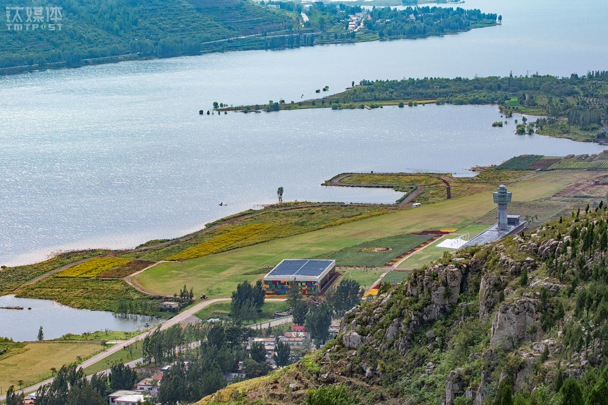 许家崖飞行营地的机库（左）、塔台（右）和跑道。这个营地位于许家崖水库西侧，占地四千亩，有审批空域一千平方公里，是中国第一批15个航空飞行示范营地之一。