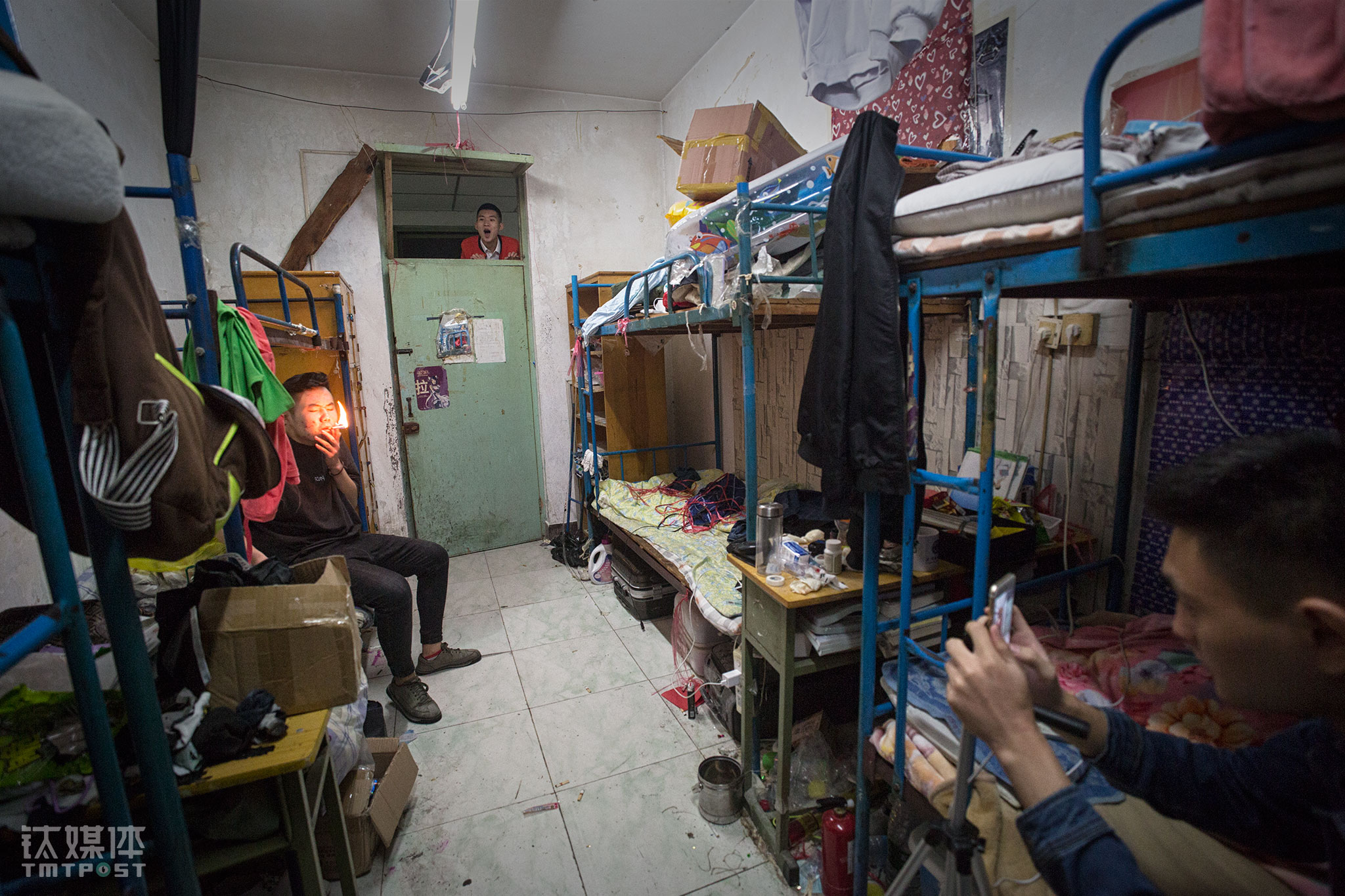 下班后浩坤会拉着室友胖子（左）、博文（右）拍寝室整蛊搞笑短视频，然后上传到快手账号。浩坤负责想段子、编剧和创意，胖子配合浩坤演，博文拍摄。他们拍的&ldquo;全网最孙子室友&rdquo;整蛊系列短视频，每条时长均为17秒，内容是浩坤和胖子在寝室互相整蛊，这些视频以让人意想不到的笑点，为浩坤的快手账号&ldquo;浩坤最酷 整蛊王&rdquo;带来了84万粉丝关注。