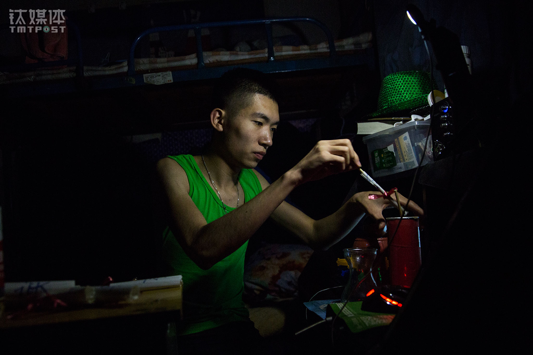 两个多小时直播结束，寝室熄灯了，浩坤收拾道具，逐渐脱离了&ldquo;嗨&rdquo;的状态，白天上班，晚上拍段子视频、直播，一天下来，他很疲惫。一场直播下来，浩坤和粉丝其实没有聊一个固定话题，但他也不是尬聊，而是玩了些花样：两个多小时他连了5个麦，玩了3种互动游戏，叫来了胖子客串了一会，结束时还喊了一首麦。