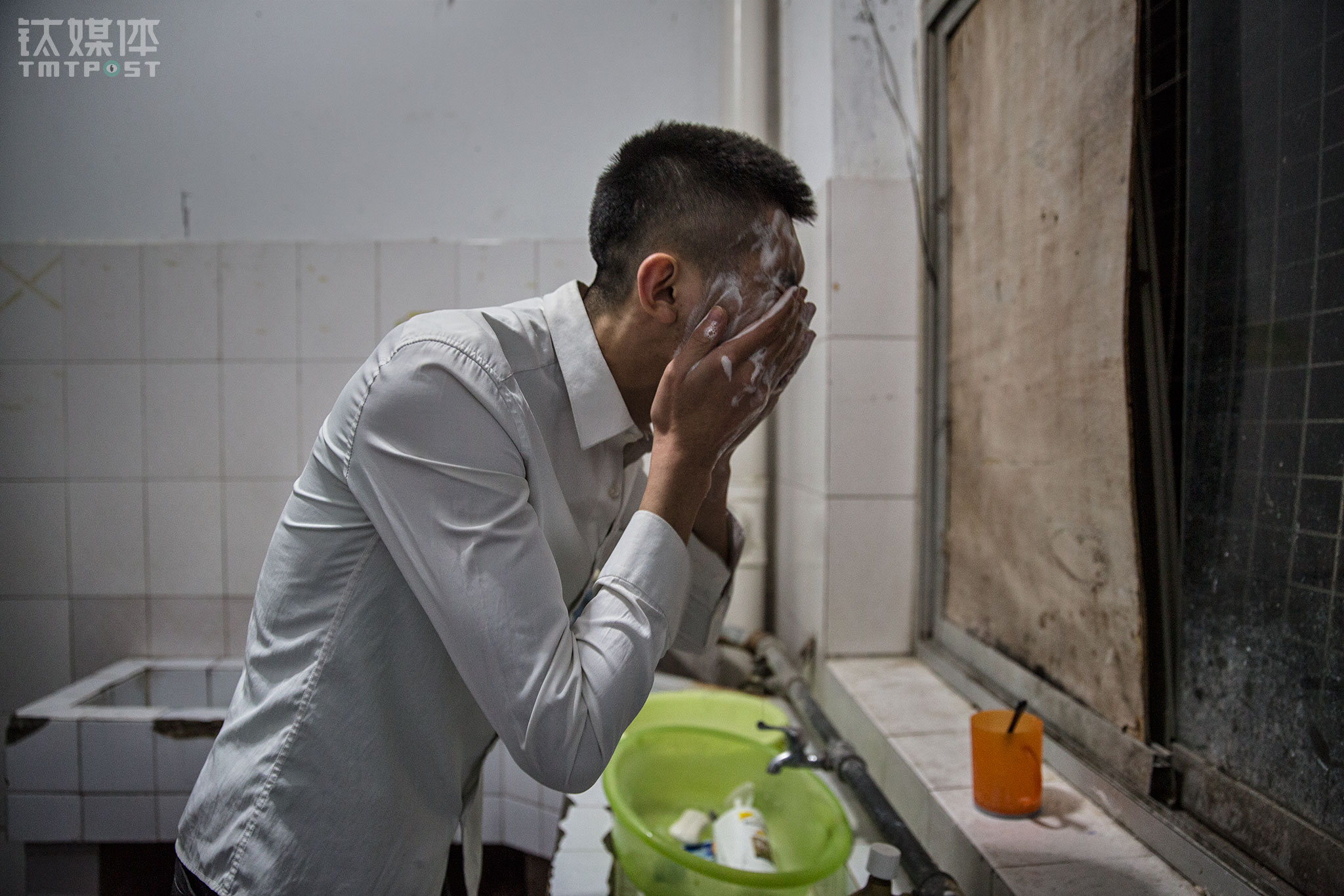 直播时绿色帽子绿色衣服打扮，浩坤知道这样把自己整得像个&ldquo;丑角&rdquo;有点&ldquo;哗众取宠&rdquo;，但效果不错，确实能把粉丝逗开心。浩坤说直播的时候偶尔有点&ldquo;污&rdquo;，但他很熟练地不会触碰红线，&ldquo;现在流行污，大家只是会心一笑，而且我现实生活中并不这样，现实生活中老正经了&rdquo;。